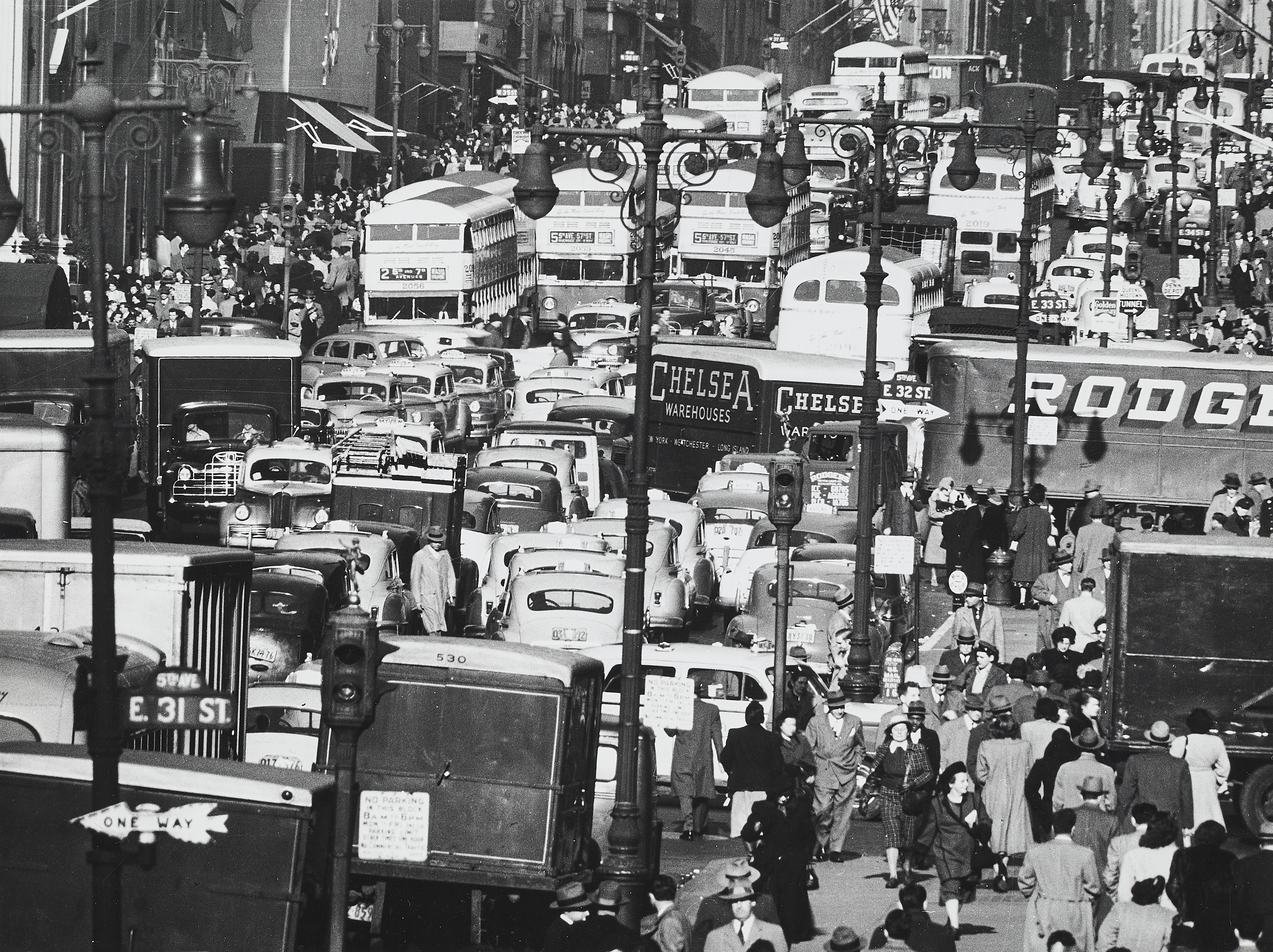 ANDREAS FEININGER (1906–1999) - Traffic on 5th Avenue, New York 1948