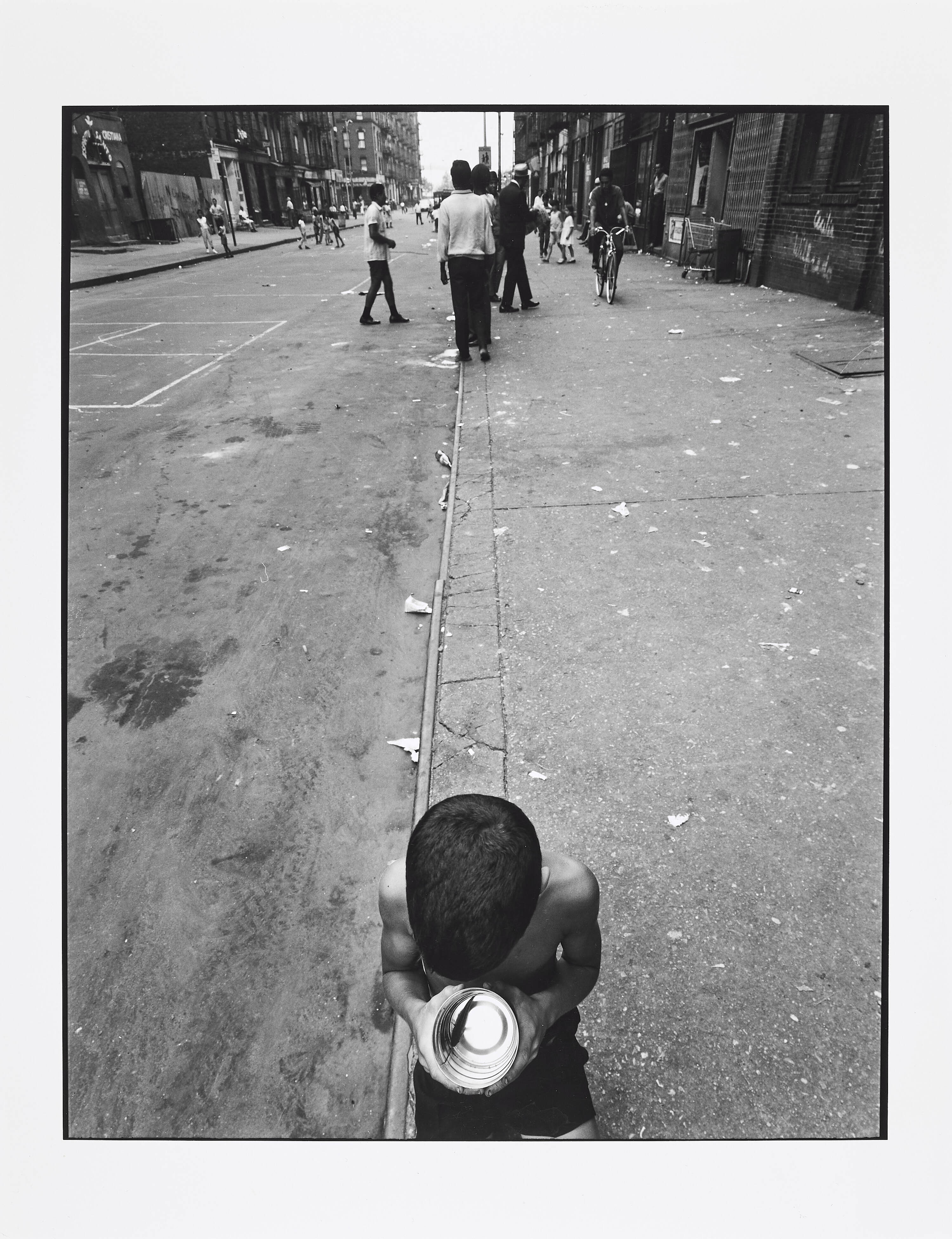 BRUCE DAVIDSON (* 1933) - East 100th Street, NYC 1966