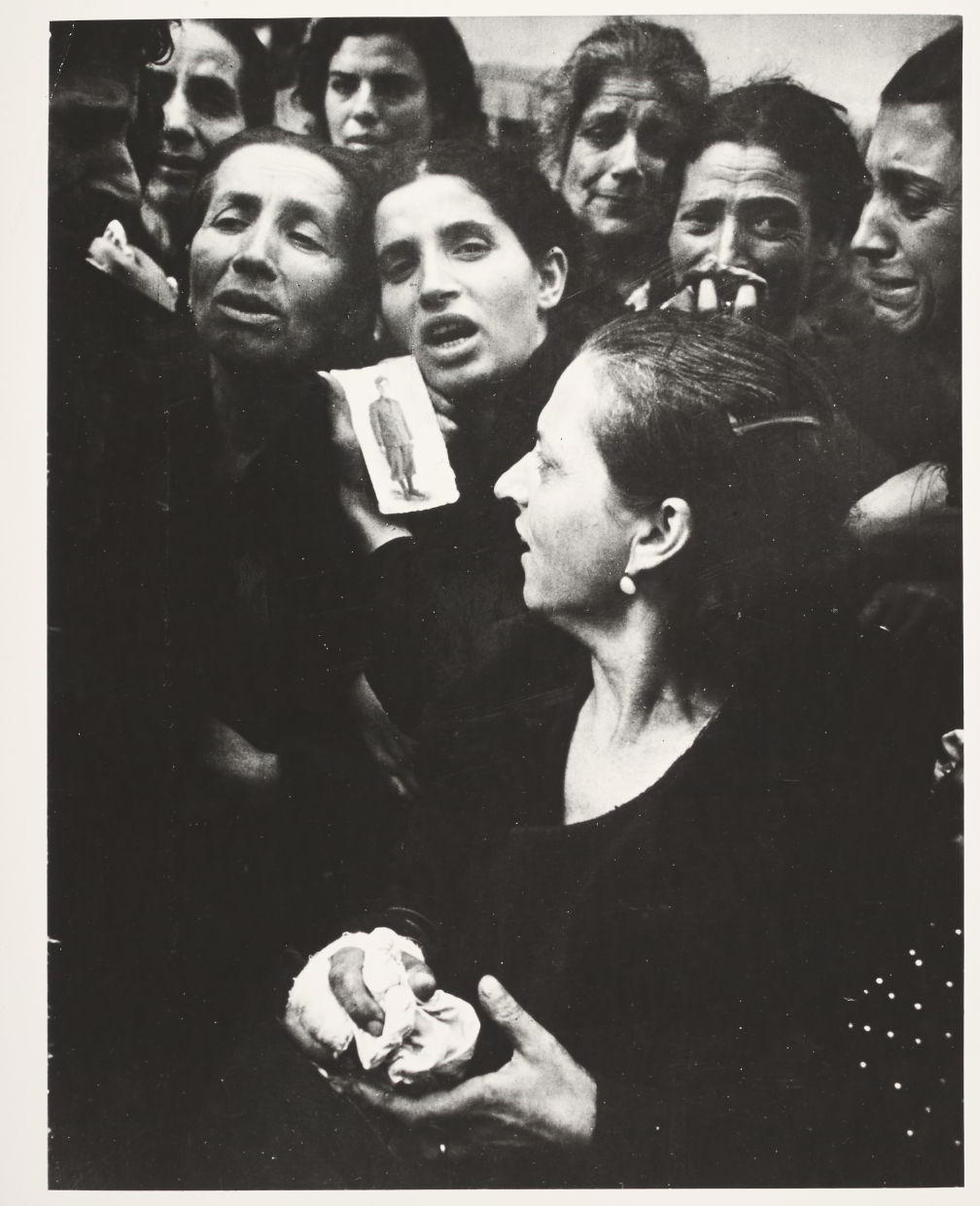 ROBERT CAPA (1913–1954) Neapel / Naples, October 1943 ROBERT CAPA (1913–1954) Neapel / Naples, October 1943