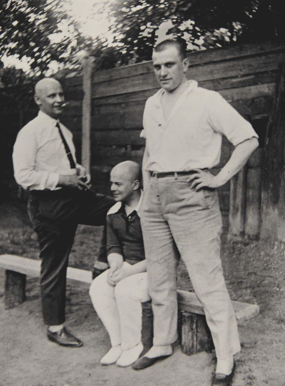 VARVARA STEPANOVA (1894–1958) Vladimir Mayakovsky, Viktor Shklovsky, Alexander Rodchenko im Garten vor Majakowskis Haus in der Gedrinkow-Gasse / in the garden in front of Mayakovsky's house in Gendrikov side street, Moscow 1926