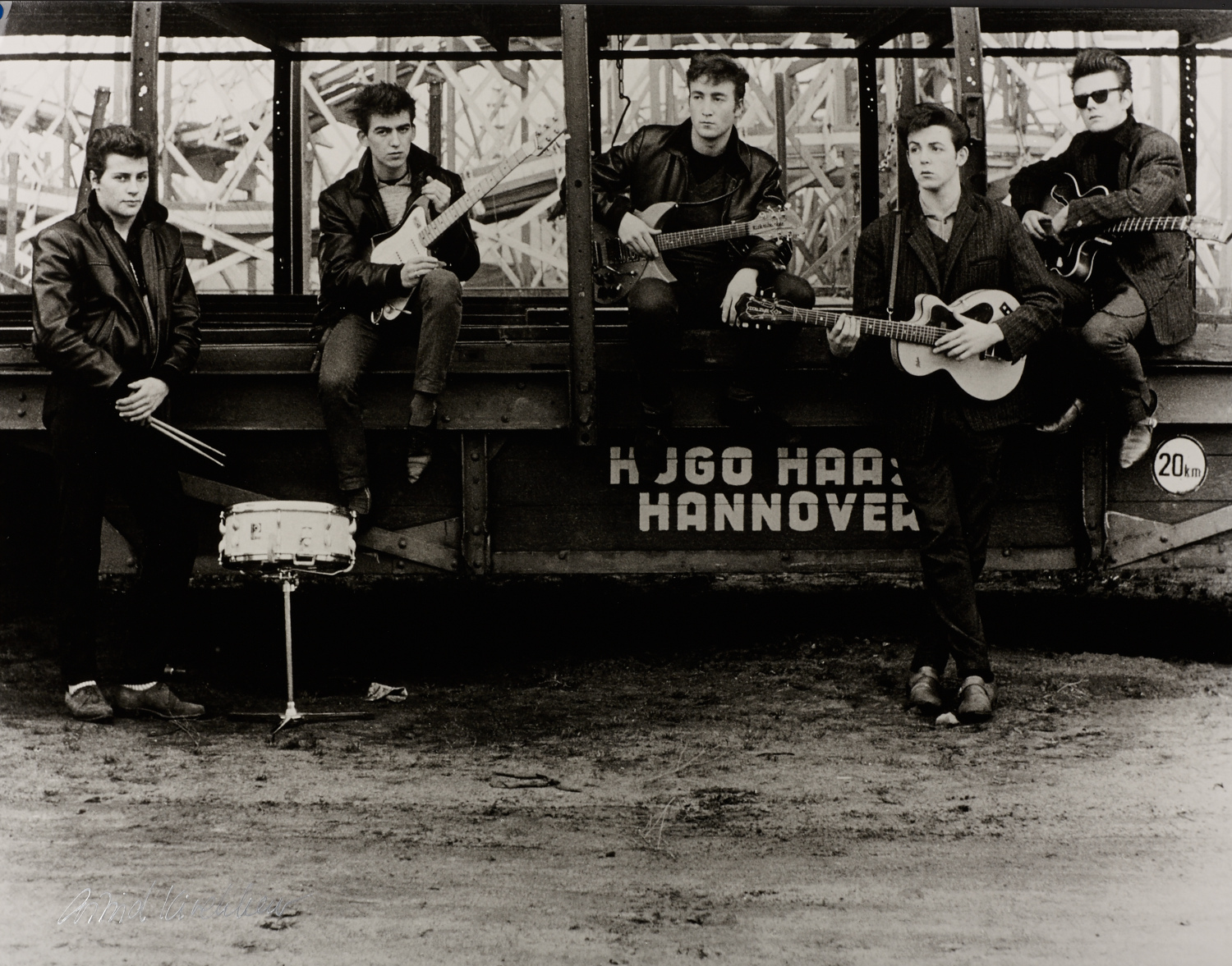 ASTRID KIRCHHERR (* 1938) Beatles (Pete Best, George Harrison, John Lennon, Paul McCartney, Stuart Sutcliffe), Germany 1960 ASTRID KIRCHHERR (* 1938) Beatles (Pete Best, George Harrison, John Lennon, Paul McCartney, Stuart Sutcliffe), Germany 1960