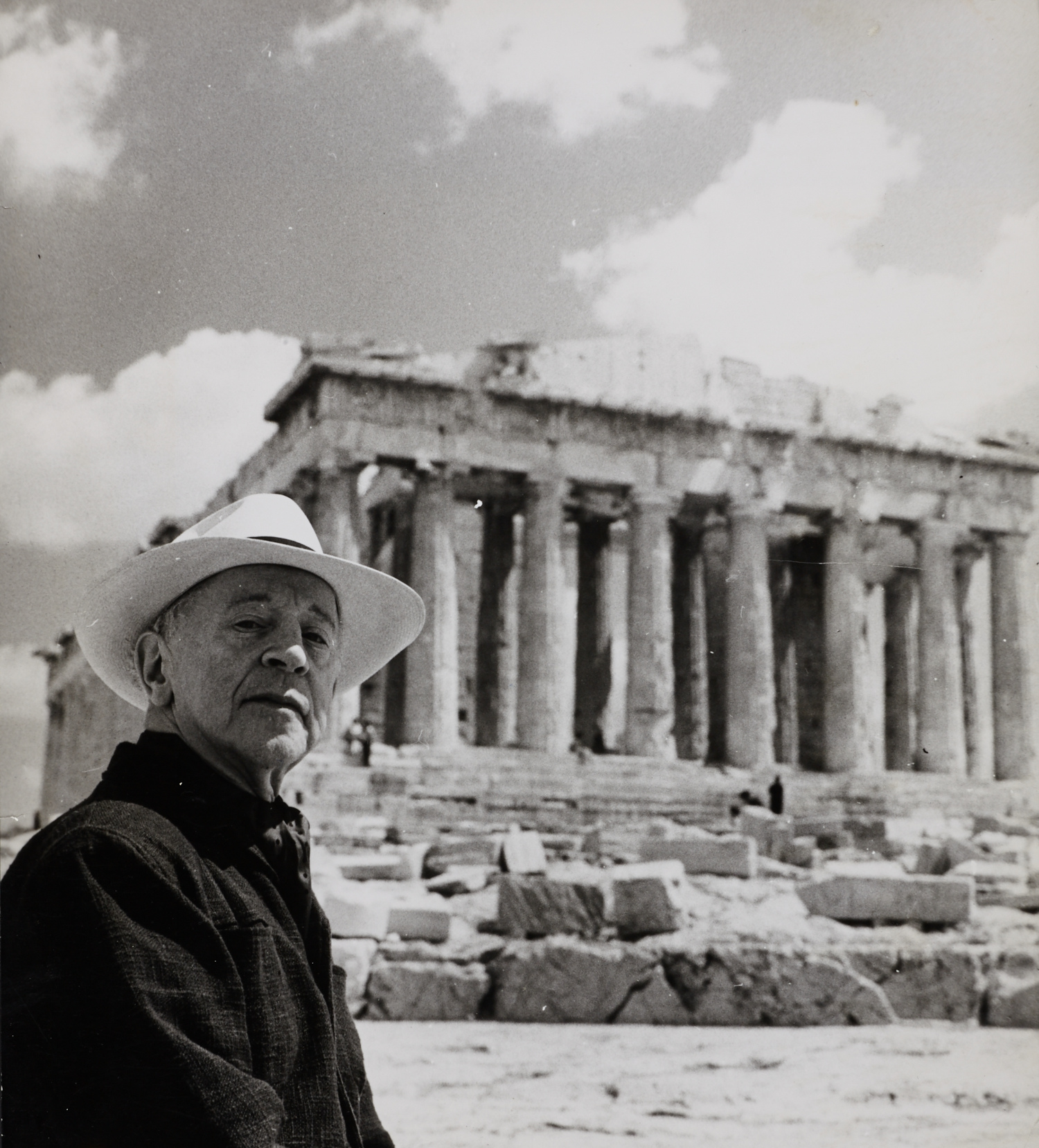 CECIL BEATON (1904–1980) Arthur Rubinstein in front of the Parthenon, Athen c. 1955 CECIL BEATON (1904–1980) Arthur Rubinstein in front of the Parthenon, Athen c. 1955