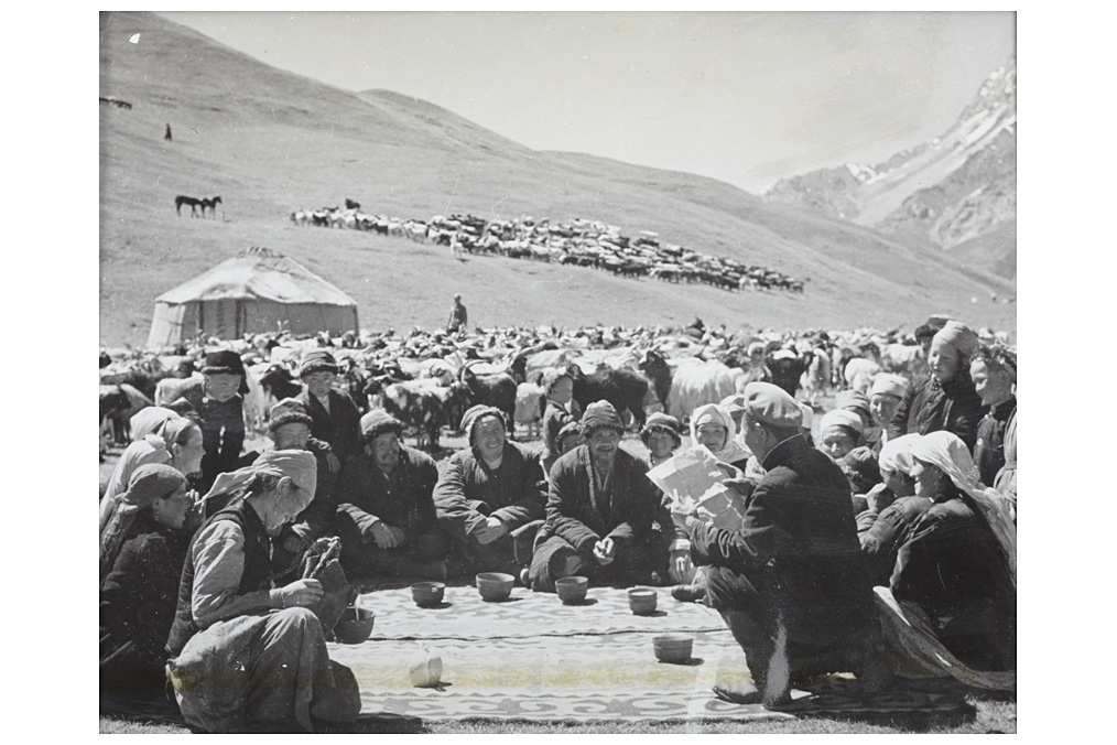 Henri Cartier-Bresson, Khalkhas herdsmen Henri Cartier-Bresson, Khalkhas herdsmen