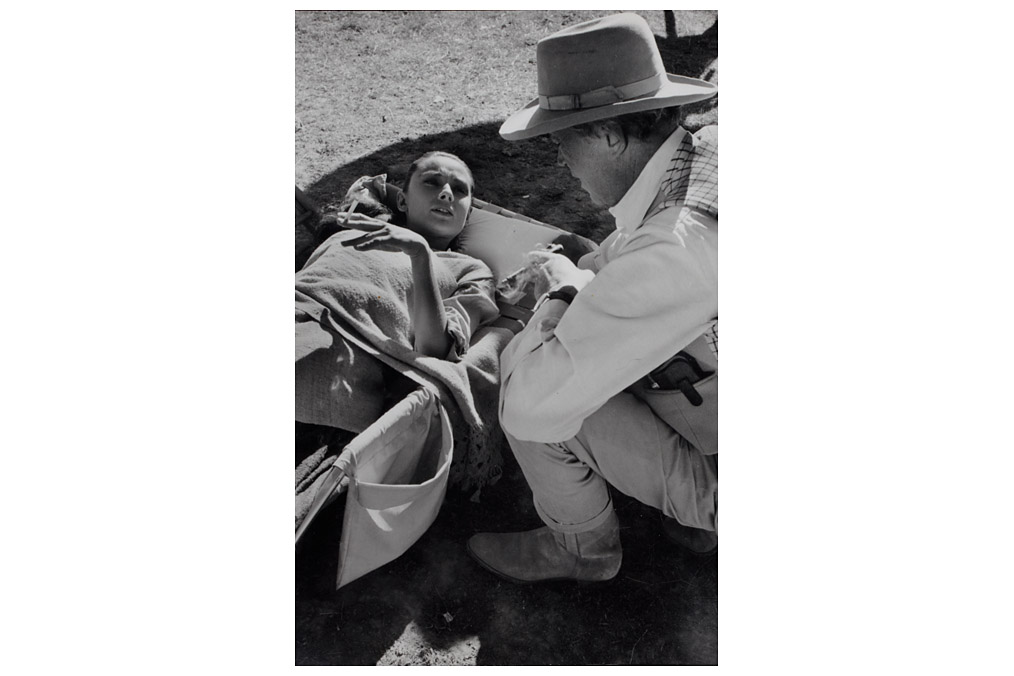 Audrey Hepburn on the Set von  "The Unforgiven", Inge Morath (1923 - 2002)