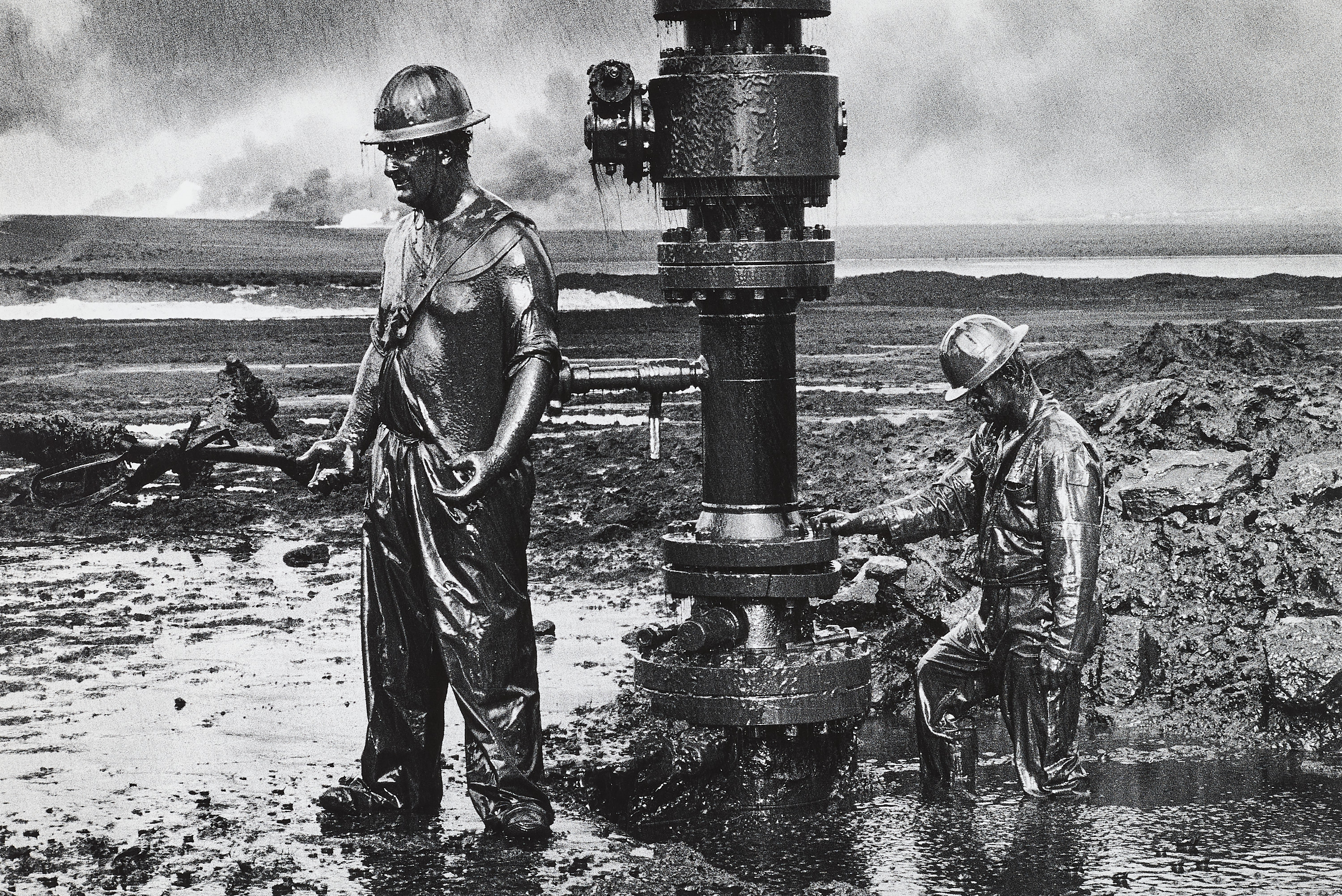 SEBASTIÃO SALGADO (1944–2025) - Workers, Greater Burhan Oil Field, Desert on Fire, Kuwait 1991