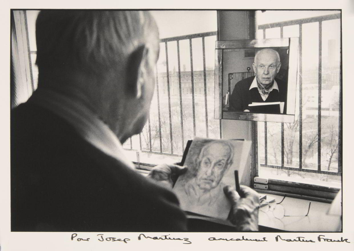 MARTINE FRANCK (1938–2012) Henri Cartier-Bresson zeichnet ein Selbstporträt / drawing a self-portrait, Paris 1992 * MARTINE FRANCK (1938–2012) Henri Cartier-Bresson zeichnet ein Selbstporträt / drawing a self-portrait, Paris 1992 *
