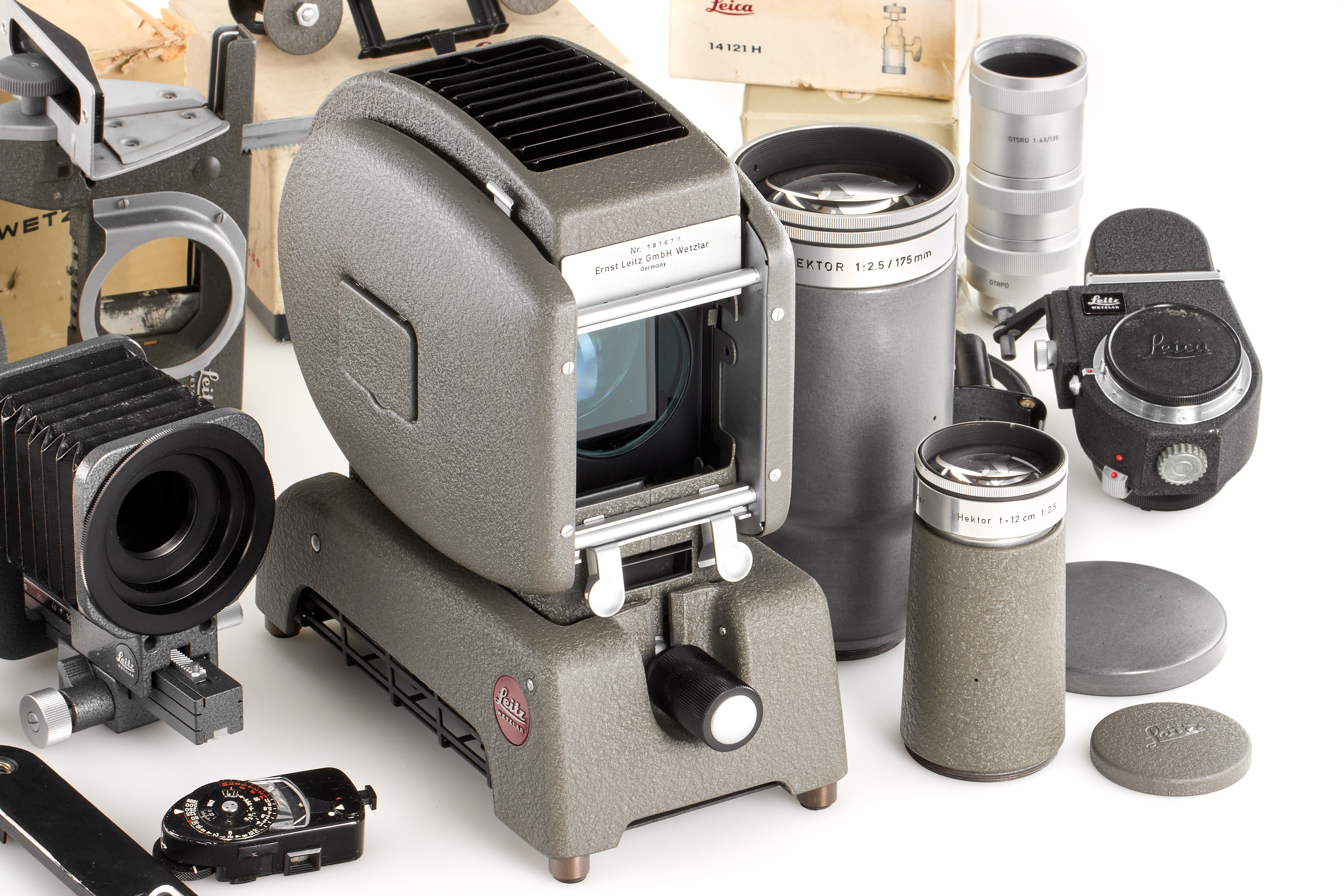 Leitz Pradovit 500 outfit and Various Accessories *