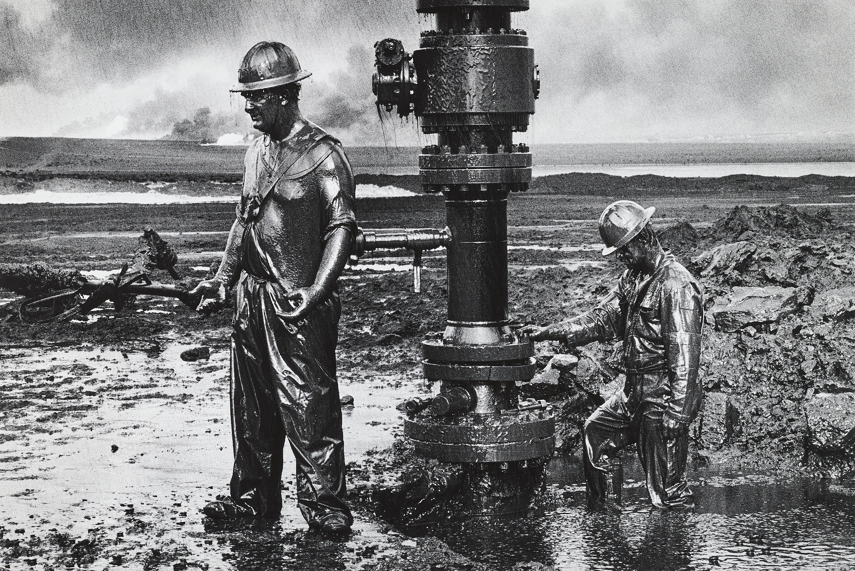 SEBASTIÃO SALGADO (1944–2025) - Workers, Greater Burhan Oil Field, Desert on Fire, Kuwait 1991