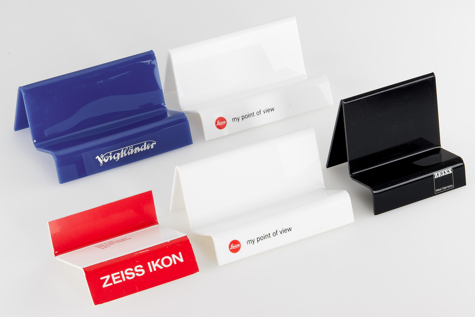 Leica / Voigtländer / Zeiss plastic display stands Leica / Voigtländer / Zeiss plastic display stands