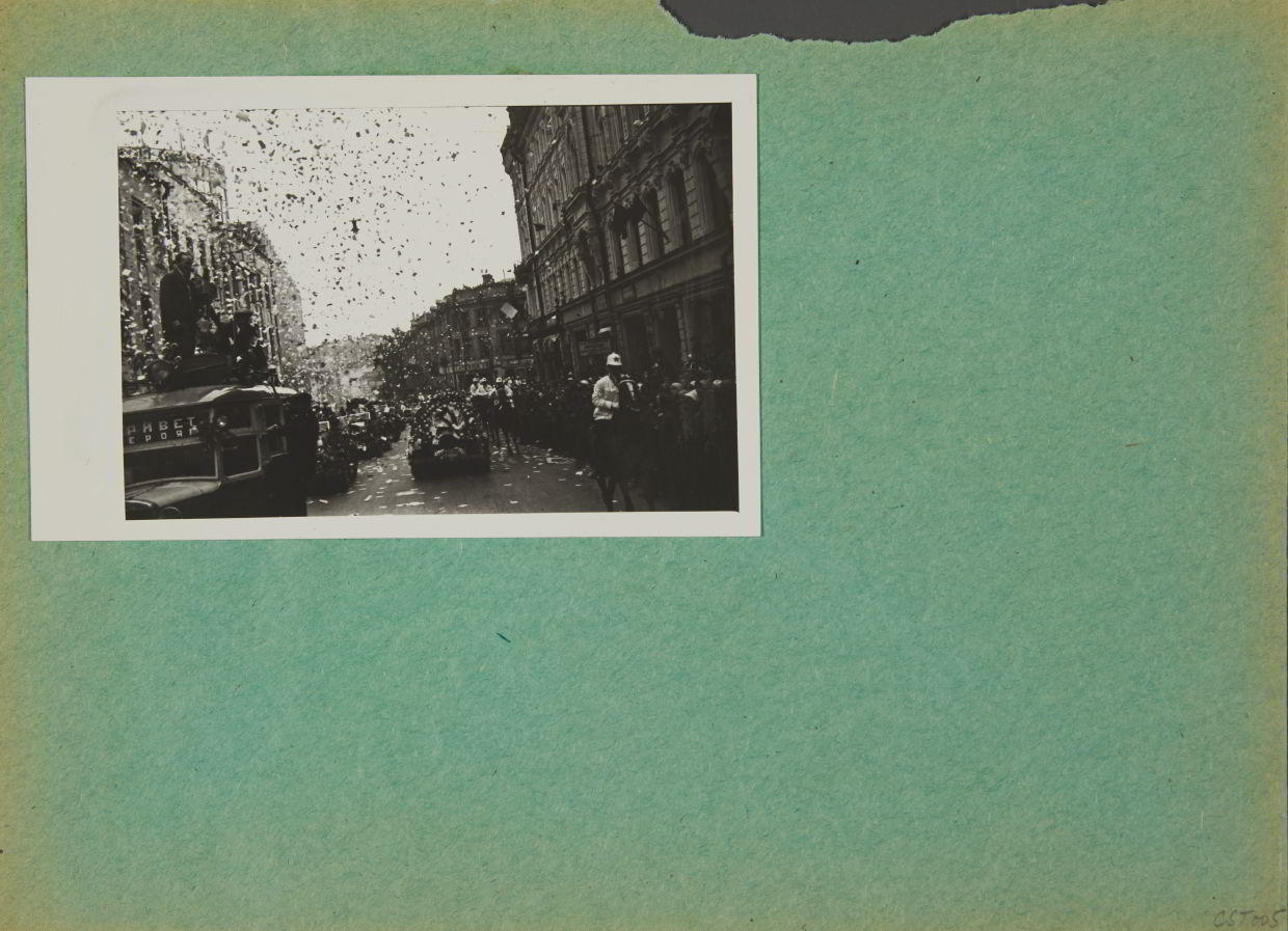 ARKADY SHAIKHET (1898–1957) Parade für die heldenhafte Besatzung des Eisbrechers ‘Tscheljuskin’ / War hero parade for the brave crew of the icebreaker ‘Chelyuskin’, Moscow 1934 ARKADY SHAIKHET (1898–1957) Parade für die heldenhafte Besatzung des Eisbrechers ‘Tscheljuskin’ / War hero parade for the brave crew of the icebreaker ‘Chelyuskin’, Moscow 1934