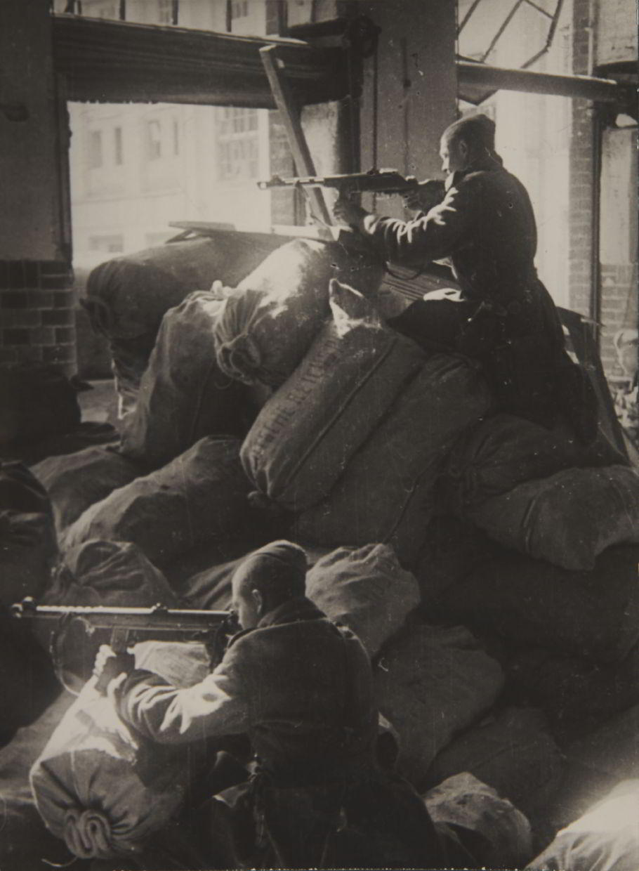ANONYMOUS PHOTOGRAPHER Kampf in Berlin / Fight in Berlin, Berlin 1945 ANONYMOUS PHOTOGRAPHER Kampf in Berlin / Fight in Berlin, Berlin 1945