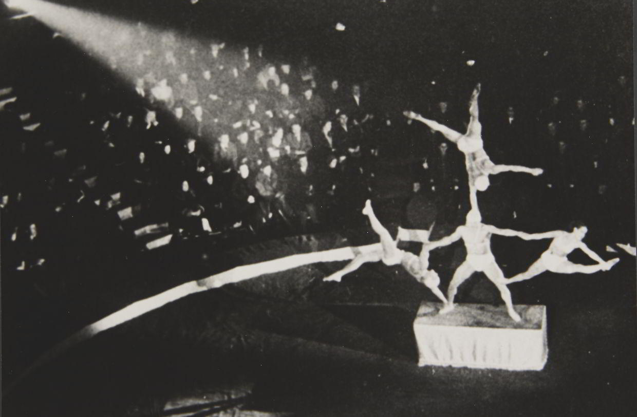 ALEXANDER RODCHENKO (1891–1956) Zirkusakrobaten / Circus acrobats, Moscow 1937 ALEXANDER RODCHENKO (1891–1956) Zirkusakrobaten / Circus acrobats, Moscow 1937