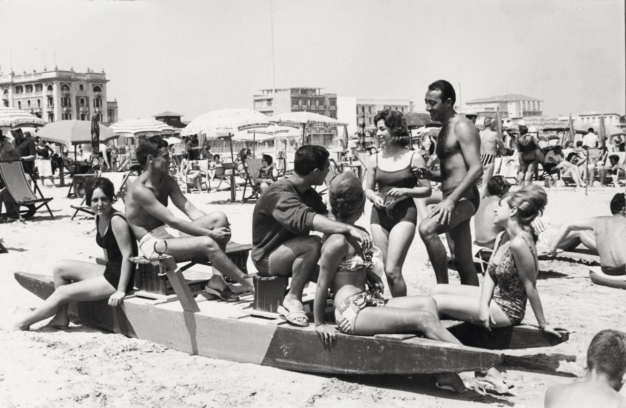 ERICH LESSING (* 1923) ‘The happy life at an Italian beach’, Cesenatico, Italy 1960