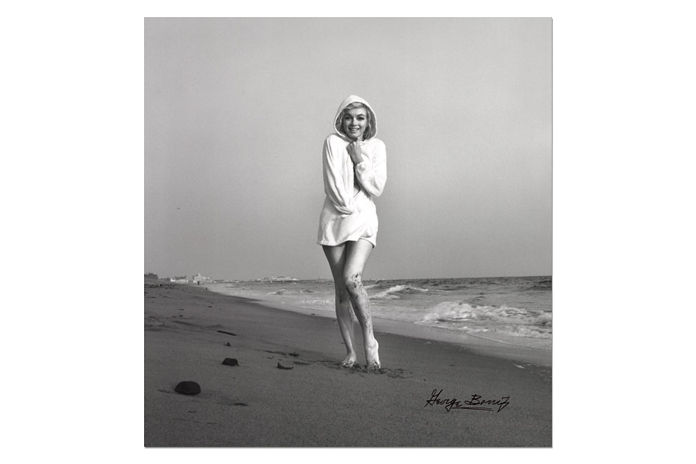 George Barris (*1928), Marilyn Monore am Strand mit Bademantel / Marilyn Monroe on the beach wearing a bath robe