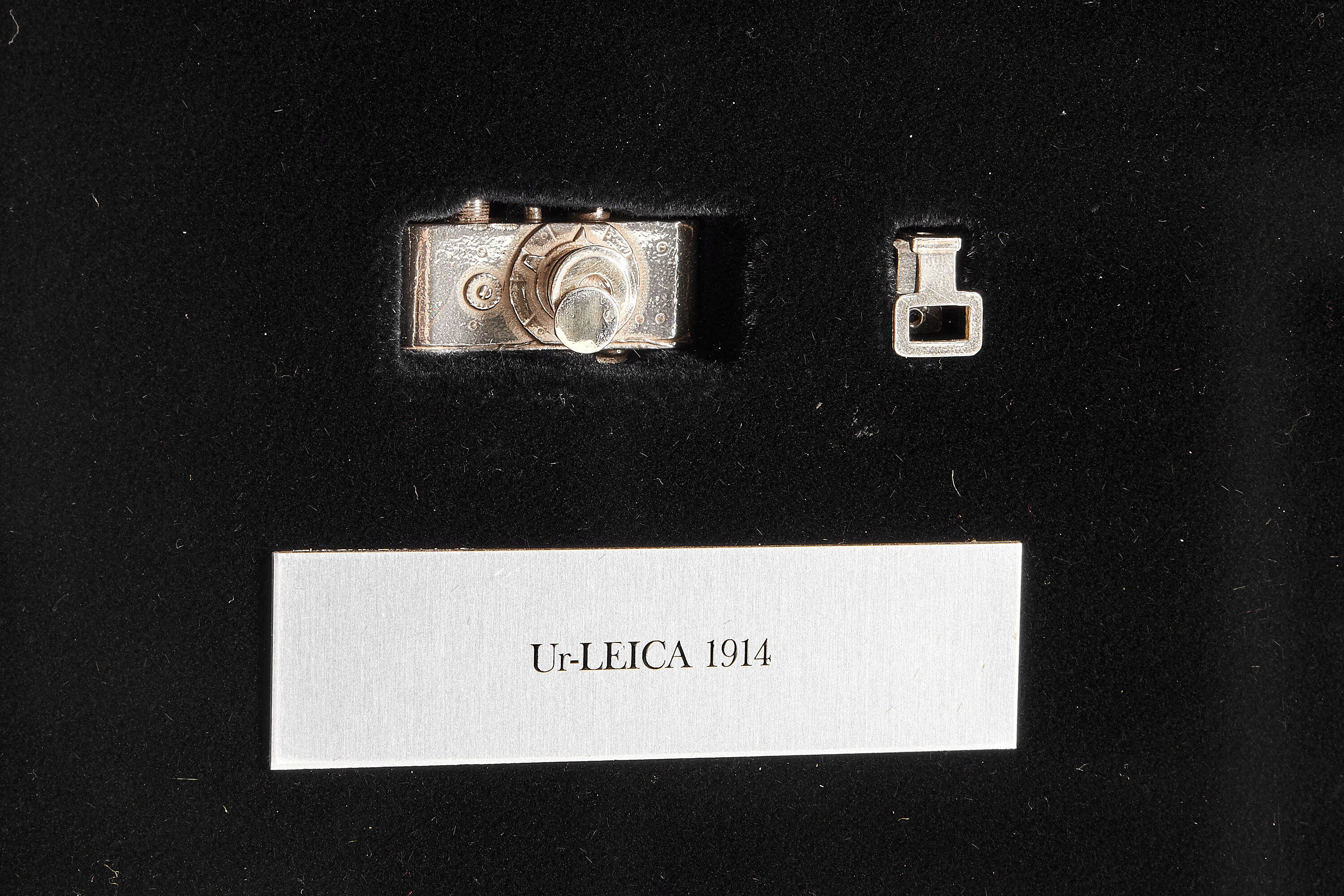 Leica Milestones Display