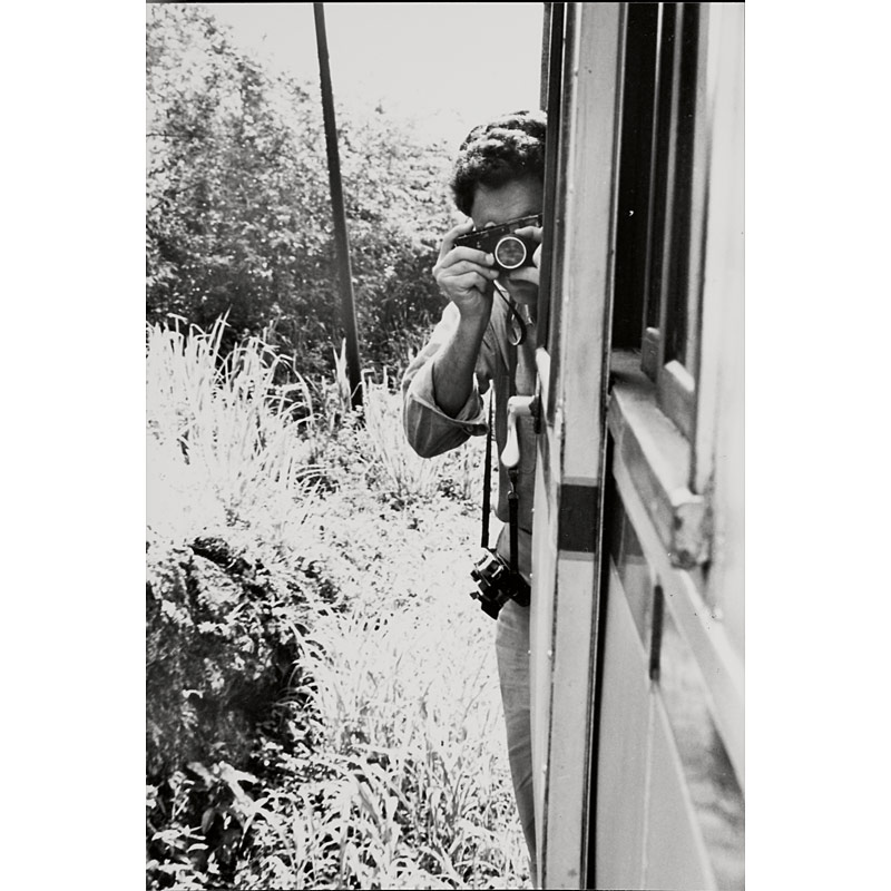 Okky Offerhaus (* 1933), Elliott Erwitt with his two Leica M3 cameras