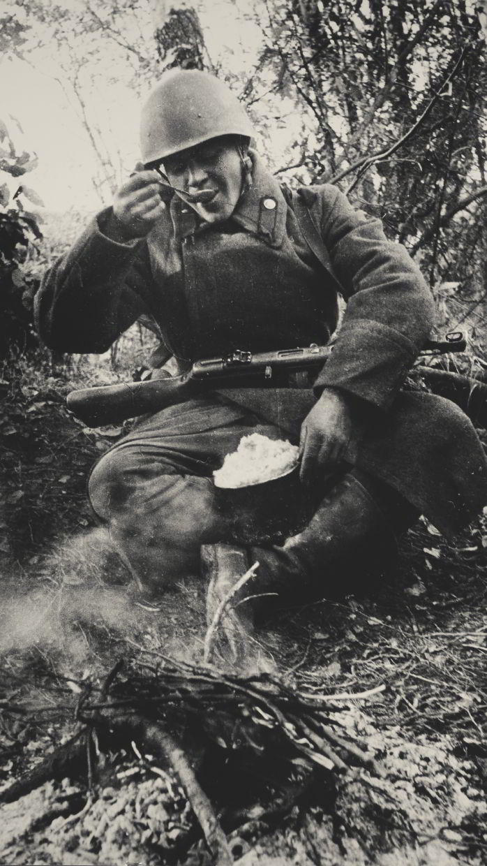 ALEXANDER STANOVOV (* 1921) ‘After the battle!’ (Nach dem Kampf!), USSR 1945 ALEXANDER STANOVOV (* 1921) ‘After the battle!’ (Nach dem Kampf!), USSR 1945