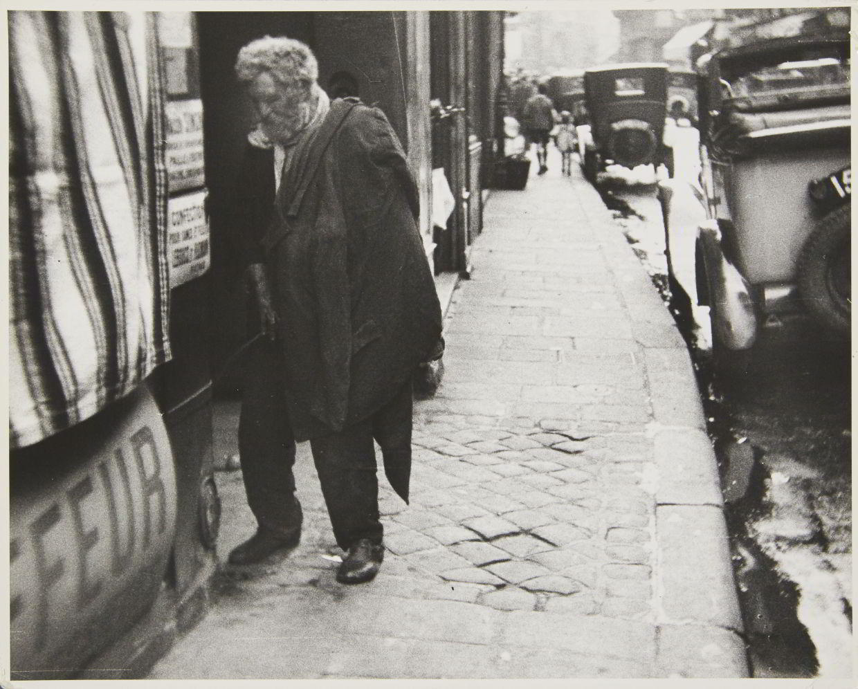 ANDRÉ KERTÉSZ (1894-1985) Paris, 1928 ANDRÉ KERTÉSZ (1894-1985) Paris, 1928