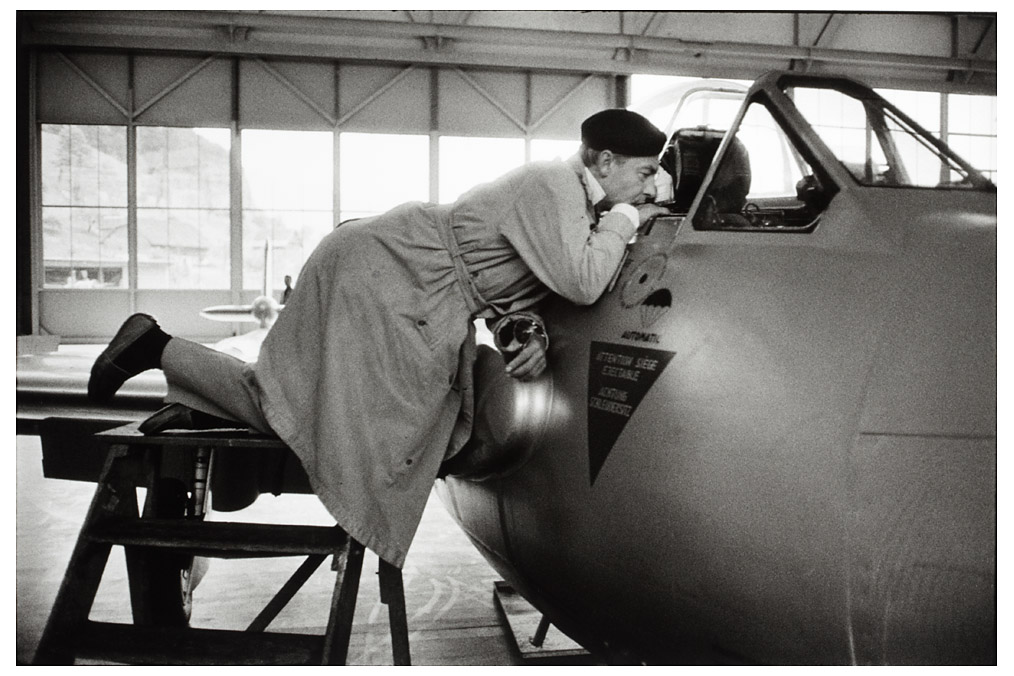 Herbert von Karajan checking a Jet Trainer manufactured by Pilatus Aircraft Ltd., Erich Lessing (* 1923)
