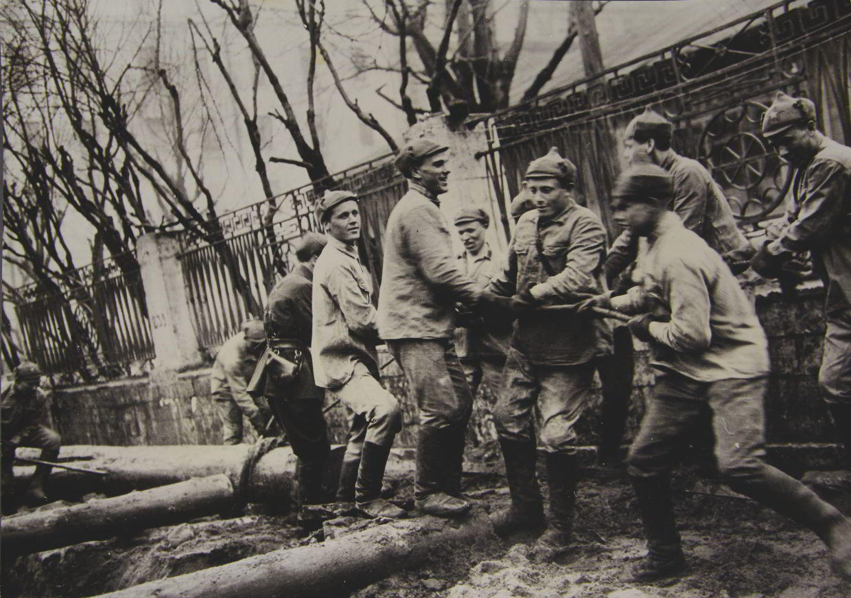 ALEXANDER USTINOV (1909–1995) Bau der Moskauer Metro / Construction of the Moscow subway, Moscow 1933