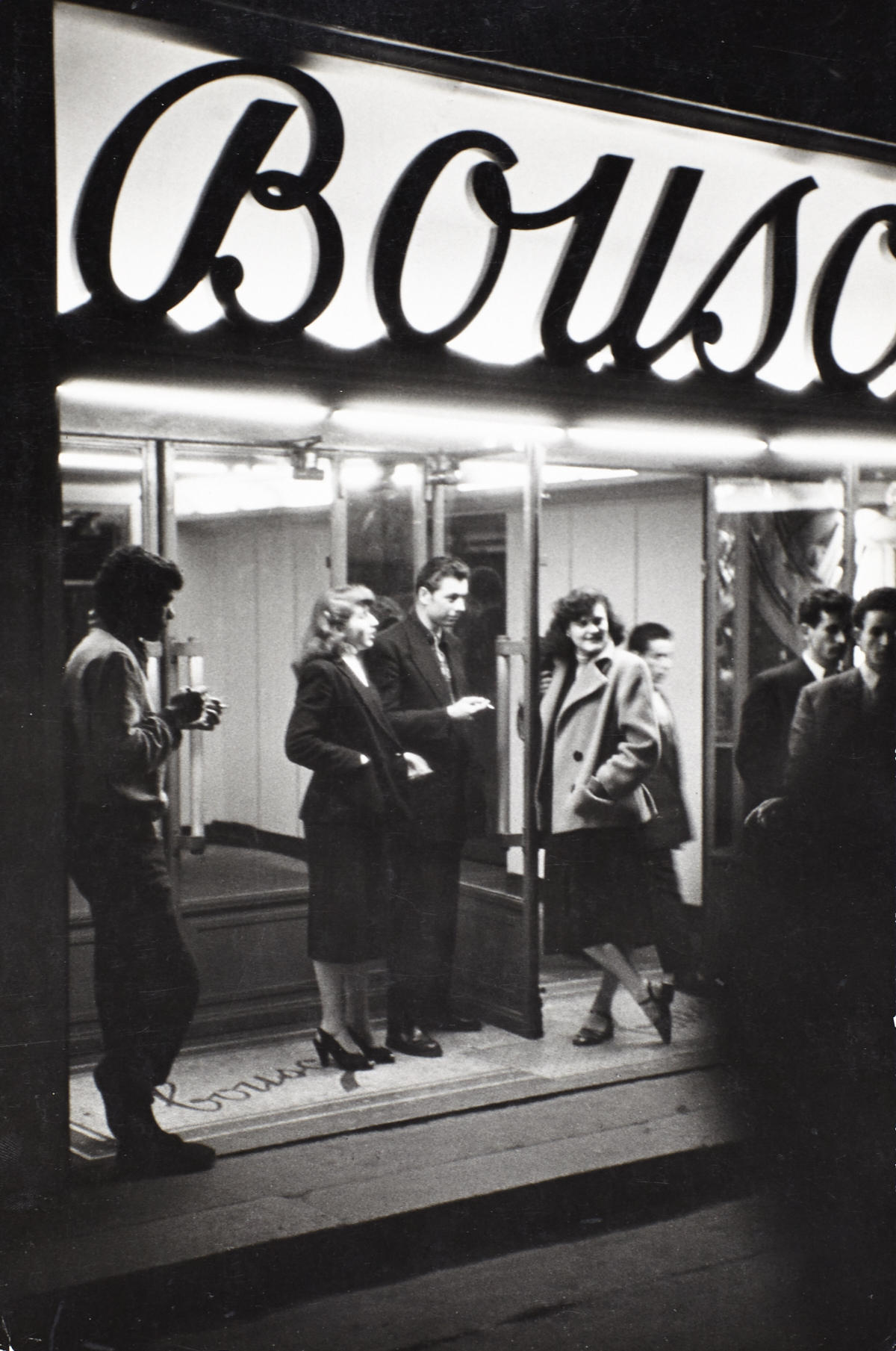 HENRI CARTIER-BRESSON (1908–2004) Vor einem Nachtlokal / In front of a night club, Paris c. 1955
