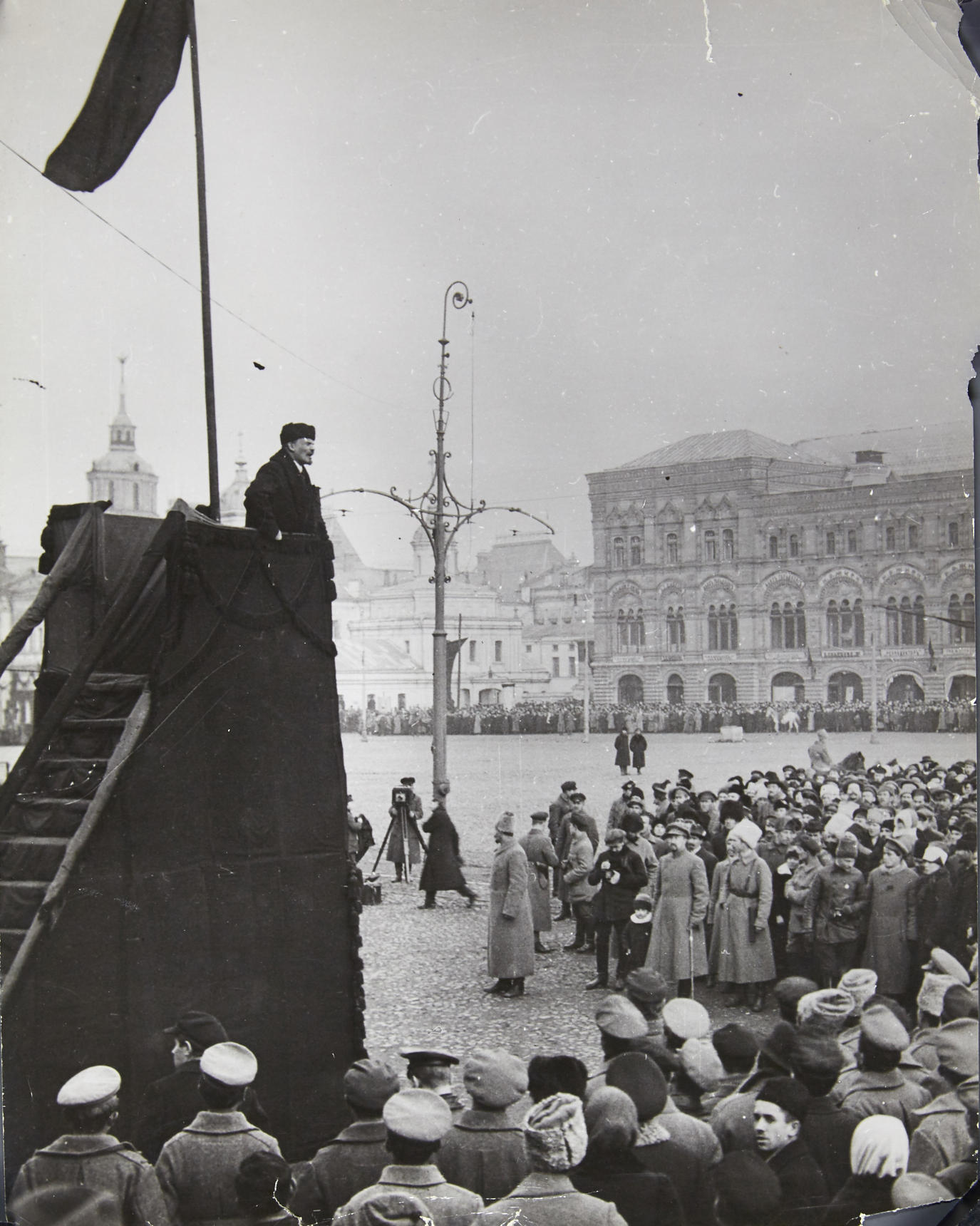 ANONYMOUS PHOTOGRAPHER Wladimir Lenin – Politische Rede / Vladimir Lenin – Political speech, Moscow 1918 ANONYMOUS PHOTOGRAPHER Wladimir Lenin – Politische Rede / Vladimir Lenin – Political speech, Moscow 1918