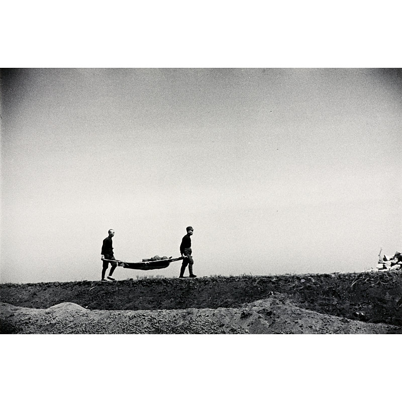 Robert Capa (1913–1954), Carrying a wounded /  Second Sino-Japanese War