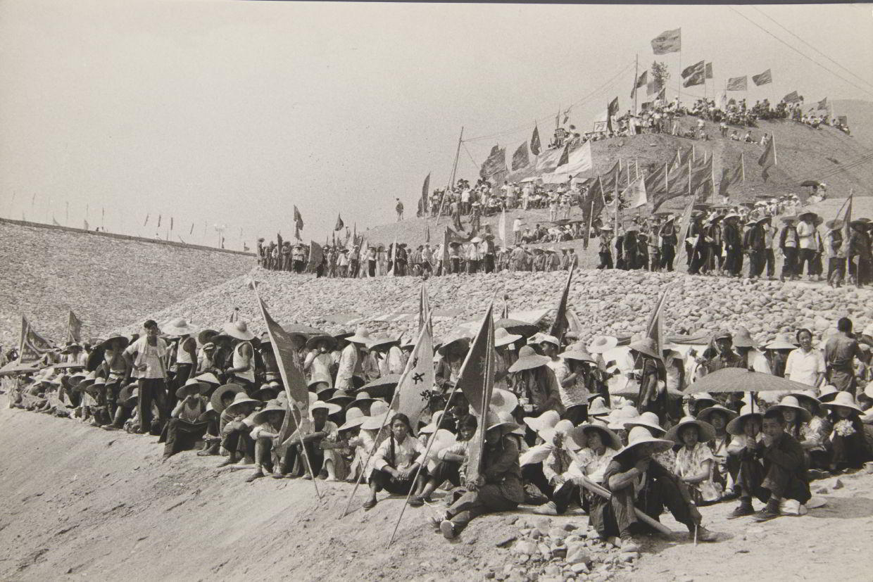 HENRI CARTIER-BRESSON (1908–2004) ‘The Great Leap Forward’, Einweihung der Ming-Miene / Inauguration of the Ming mine, China 1958 * HENRI CARTIER-BRESSON (1908–2004) ‘The Great Leap Forward’, Einweihung der Ming-Miene / Inauguration of the Ming mine, China 1958 *