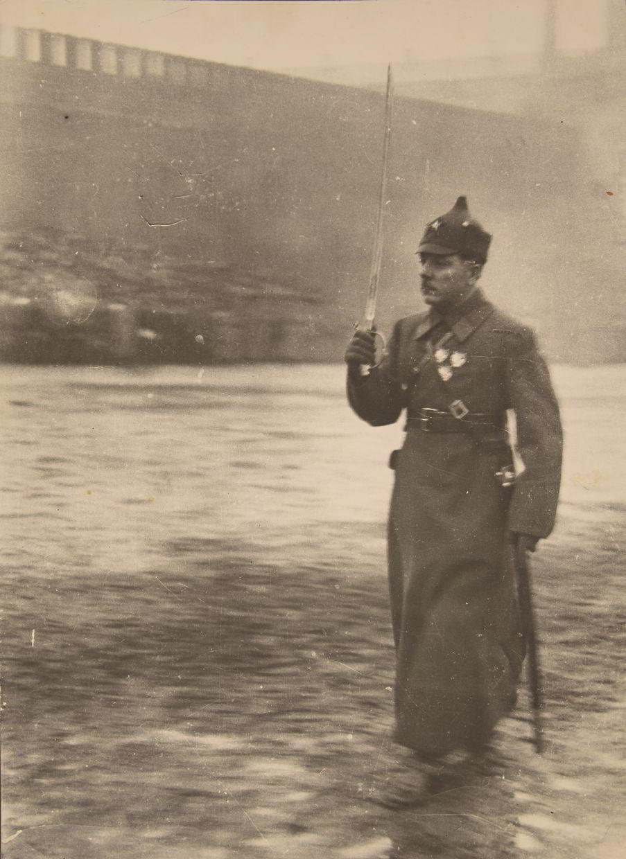 DMITRI DEBABOV (1899–1949) Verteidigungsminister Kliment Woroschilow bei einer Militärparade am Roten Platz / Minister of defence Kliment Voroshilov at a military parade on Red Square, Moscow 1928 DMITRI DEBABOV (1899–1949) Verteidigungsminister Kliment Woroschilow bei einer Militärparade am Roten Platz / Minister of defence Kliment Voroshilov at a military parade on Red Square, Moscow 1928