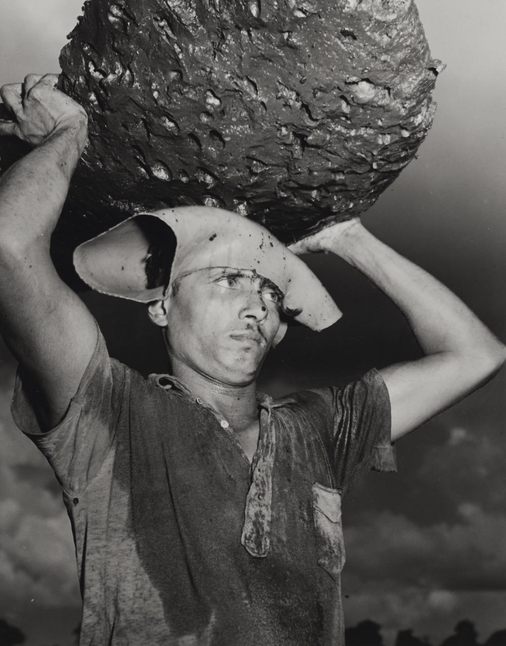 DAVID DOUGLAS DUNCAN (* 1916) Asphalt lake worker, Trinidad c. 1940