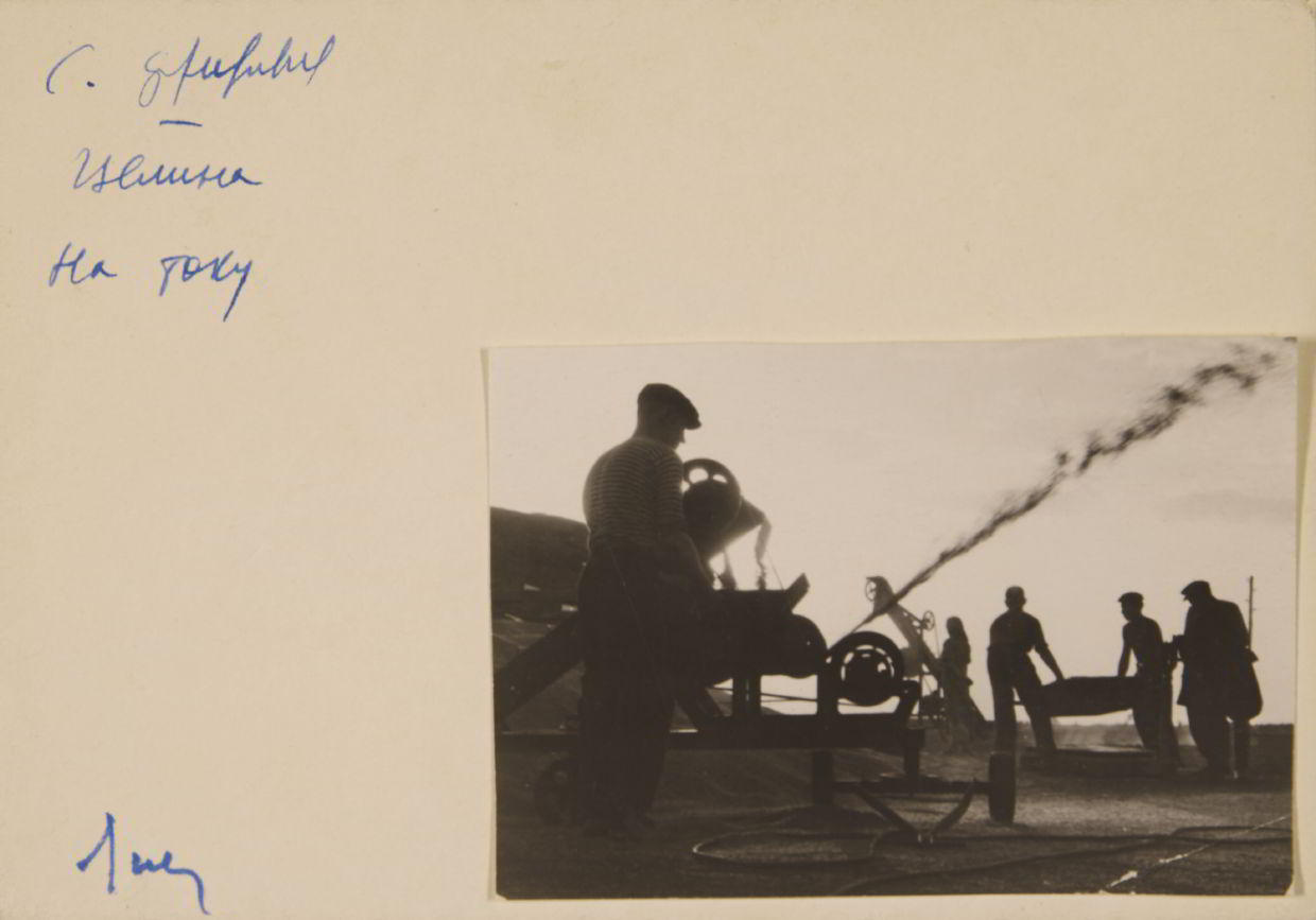 SIMON FRIDLAND (1905–1964) An der Getreidedresche / On the threshing-floor, Virgin land, ‘Tselina’, USSR 1930s SIMON FRIDLAND (1905–1964) An der Getreidedresche / On the threshing-floor, Virgin land, ‘Tselina’, USSR 1930s