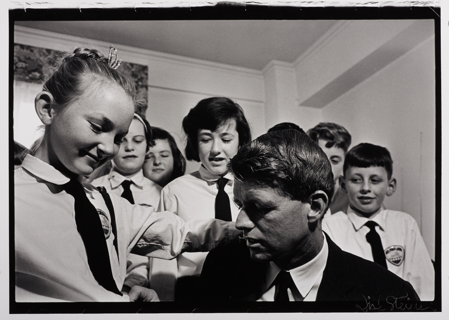 LISL STEINER (* 1927) Robert F. Kennedy with school children, New York 1962