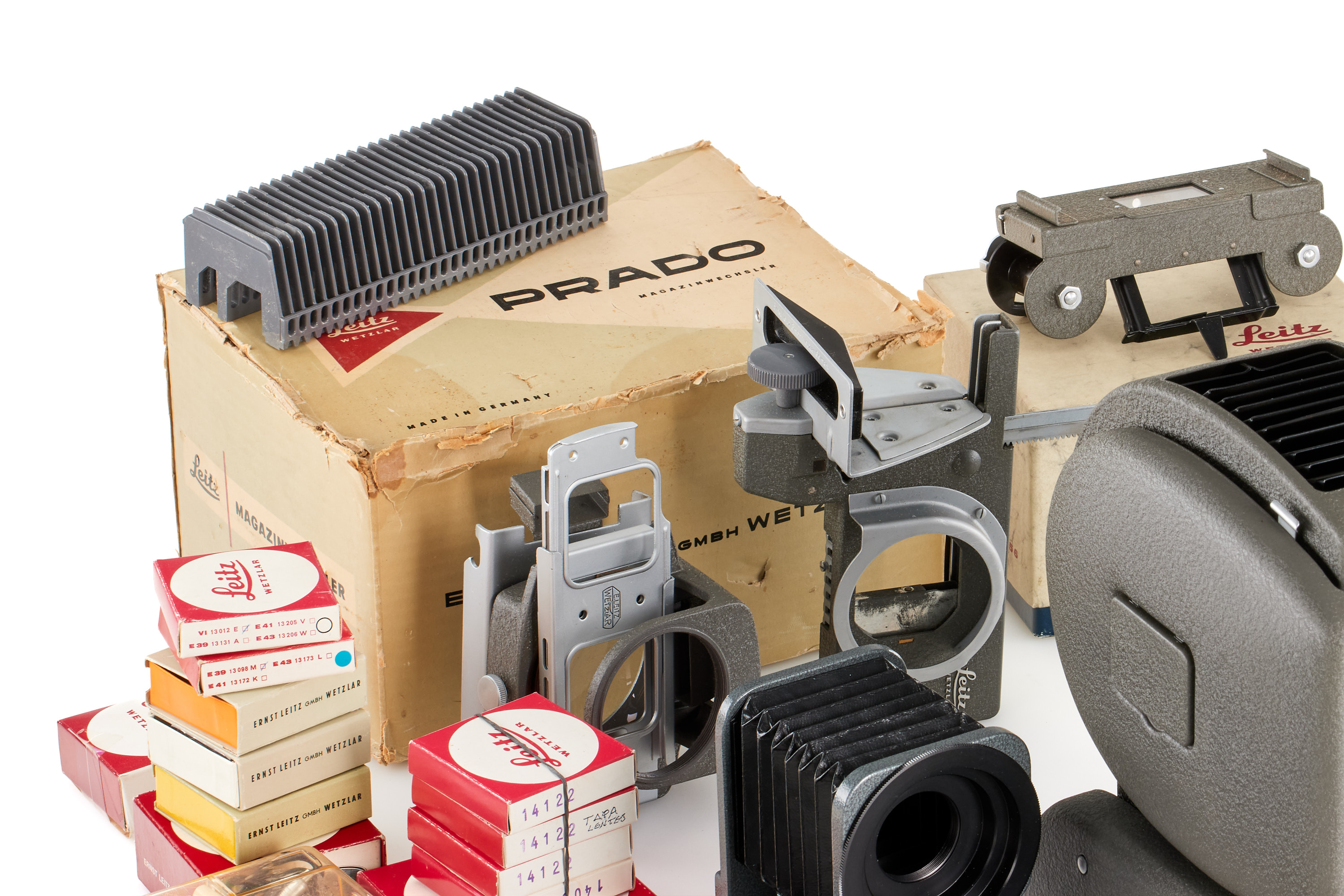 Leitz Pradovit 500 outfit and Various Accessories *