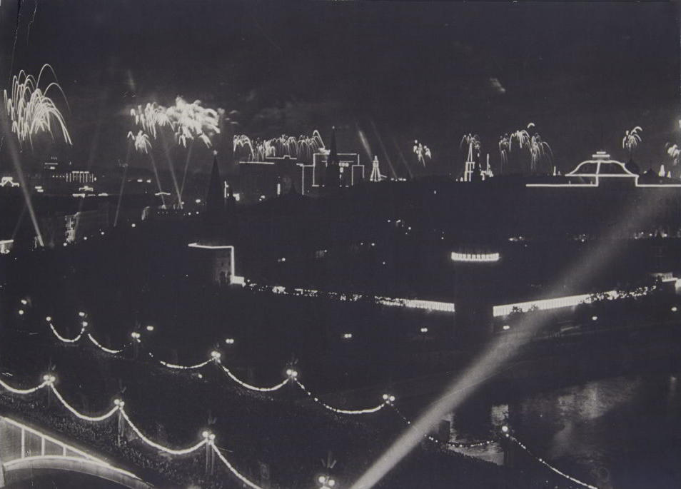 EMMANUIL EVZERIKHIN (1911–1984) Feuerwerk / Fireworks to 800th anniversary celebration in Moscow, Moscow 1947 EMMANUIL EVZERIKHIN (1911–1984) Feuerwerk / Fireworks to 800th anniversary celebration in Moscow, Moscow 1947