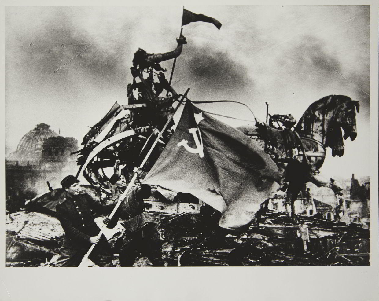 YEVGENI KHALDEI (1917–1997) Am Brandenburger Tor / At the Brandenburg Gate, Berlin May 1945