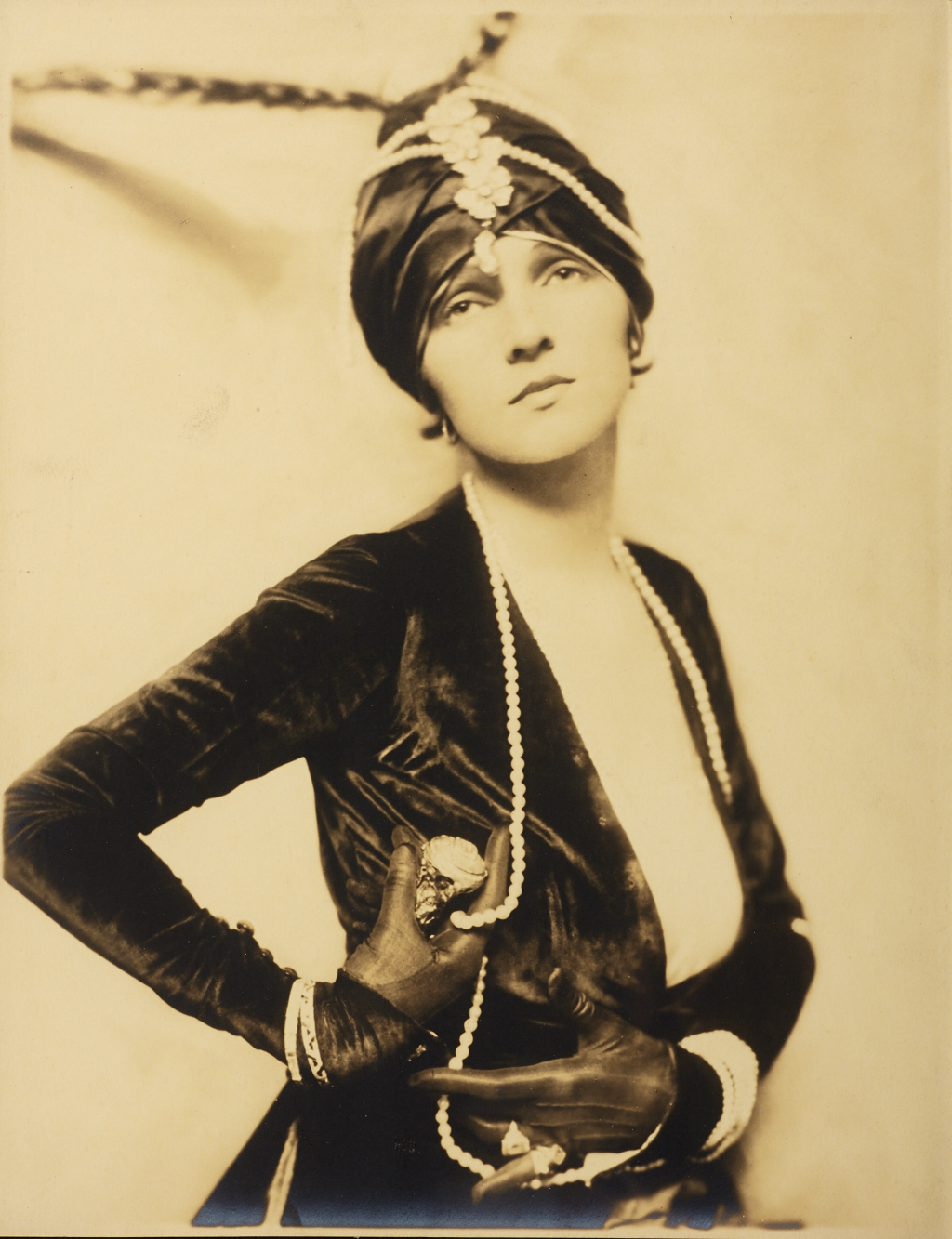 ALFRED CHENEY JOHNSTON (1884–1971) Frau mit Turban / Woman with turban, c. 1910