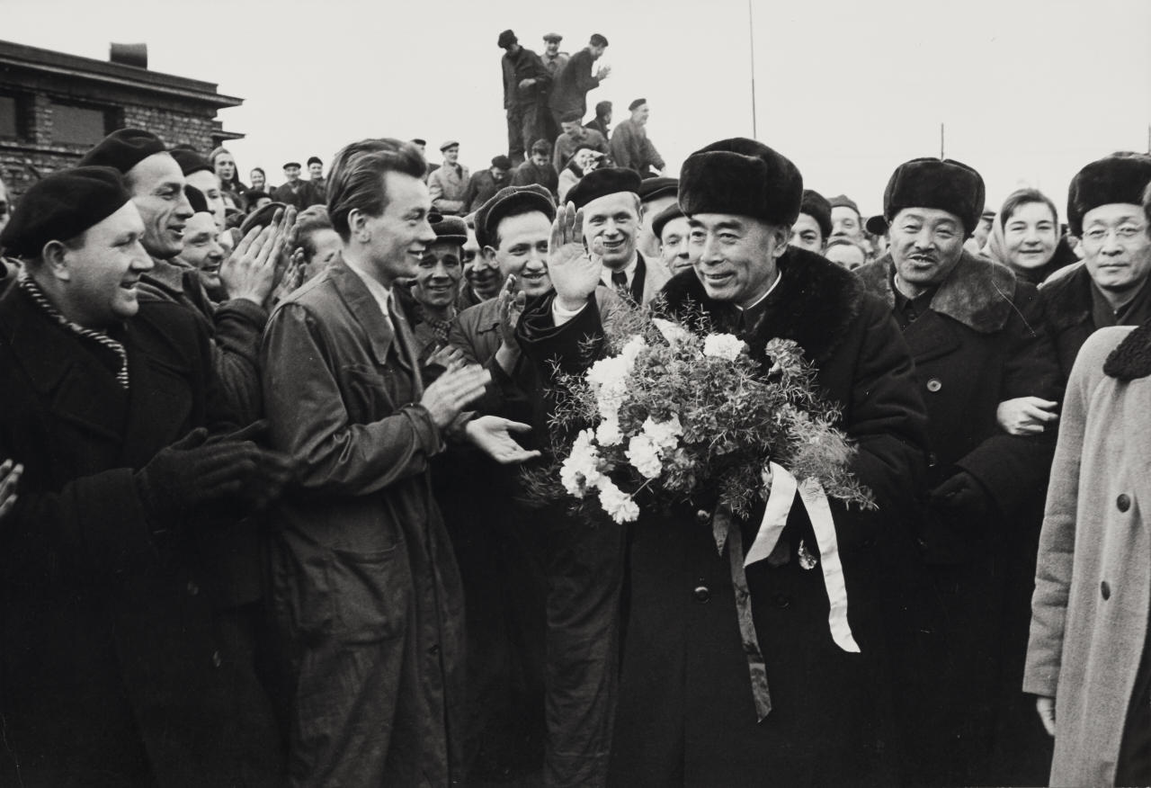 ERICH LESSING (* 1923) Chou En-Lai greeting the citizens of Warsaw, Poland 1957 *
