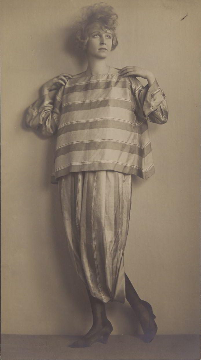 MADAME D’ORA / DORA KALLMUS (1881–1963) ARTHUR BENDA (1885–1969) Mode / Fashion Wiener Werkstätte, Vienna 1920