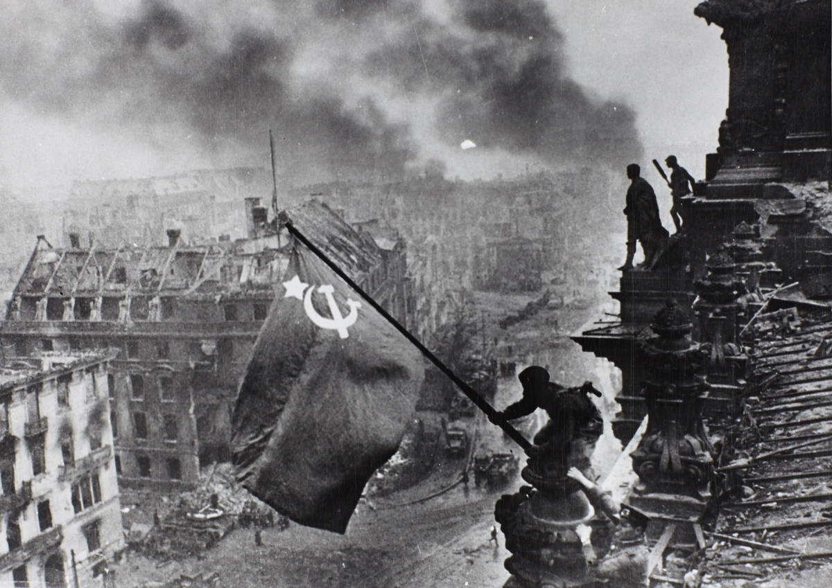 JEWGENI CHALDEJ (1917–1997) Auf dem Berliner Reichstag / Raising the Soviet flag over the Reichstag, 1945