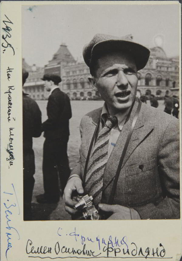 GEORGI ZELMA (1906–1984) Simon Fridland mit / with Leica III, Red Square, Moscow 1935 GEORGI ZELMA (1906–1984) Simon Fridland mit / with Leica III, Red Square, Moscow 1935