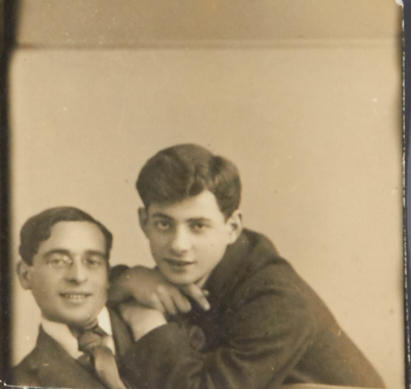 ANONYMOUS PHOTOGRAPHER Max Alpert mit einem Jugendfreund / Max Alpert with a childhood friend, USSR 1920s ANONYMOUS PHOTOGRAPHER Max Alpert mit einem Jugendfreund / Max Alpert with a childhood friend, USSR 1920s