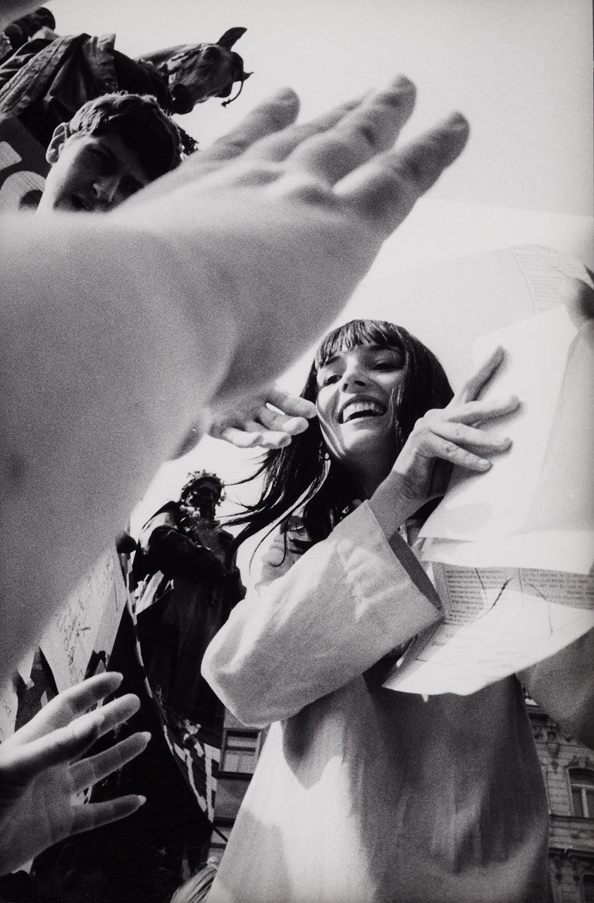 IAN BERRY (* 1934) Prague Spring, Distributing newspapers, Prague 1968