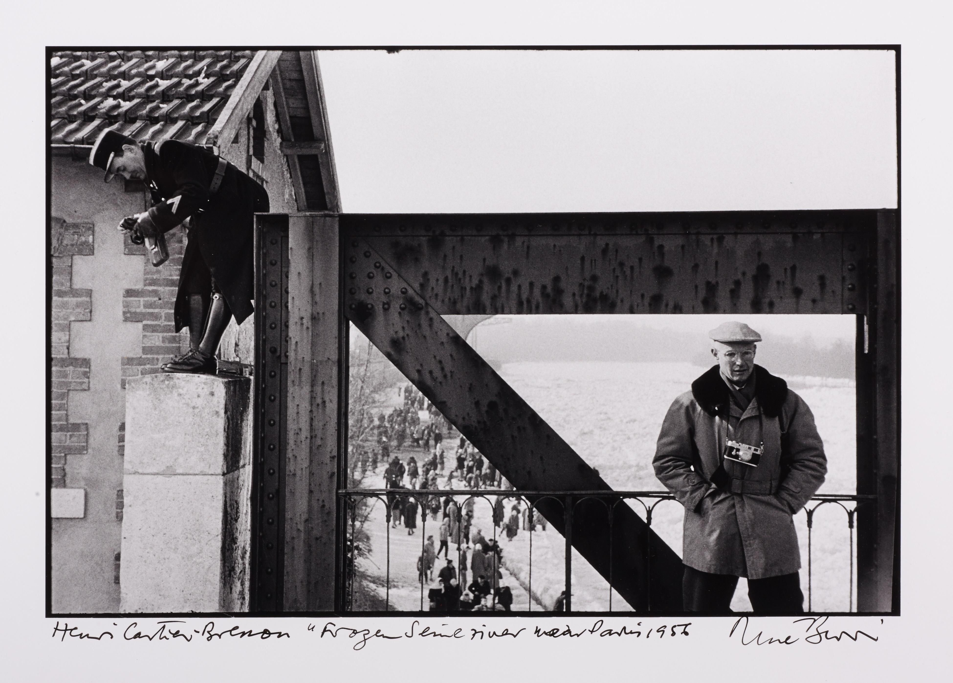 RENÉ BURRI (* 1933) Henri Cartier-Bresson posiert mit seiner Leica M3 / posing with his Leica M3 ‘Frozen Seine river near Paris’, 1956 RENÉ BURRI (* 1933) Henri Cartier-Bresson posiert mit seiner Leica M3 / posing with his Leica M3 ‘Frozen Seine river near Paris’, 1956