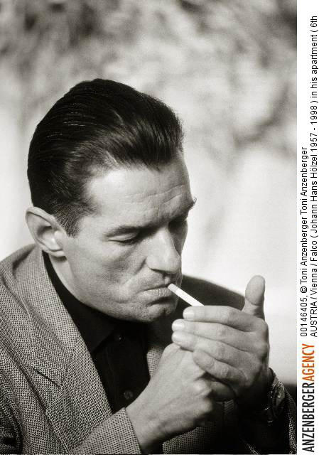 TONI ANZENBERGER (* 1969) Falco in seiner Wohnung / in his apartment, Vienna 1996 TONI ANZENBERGER (* 1969) Falco in seiner Wohnung / in his apartment, Vienna 1996