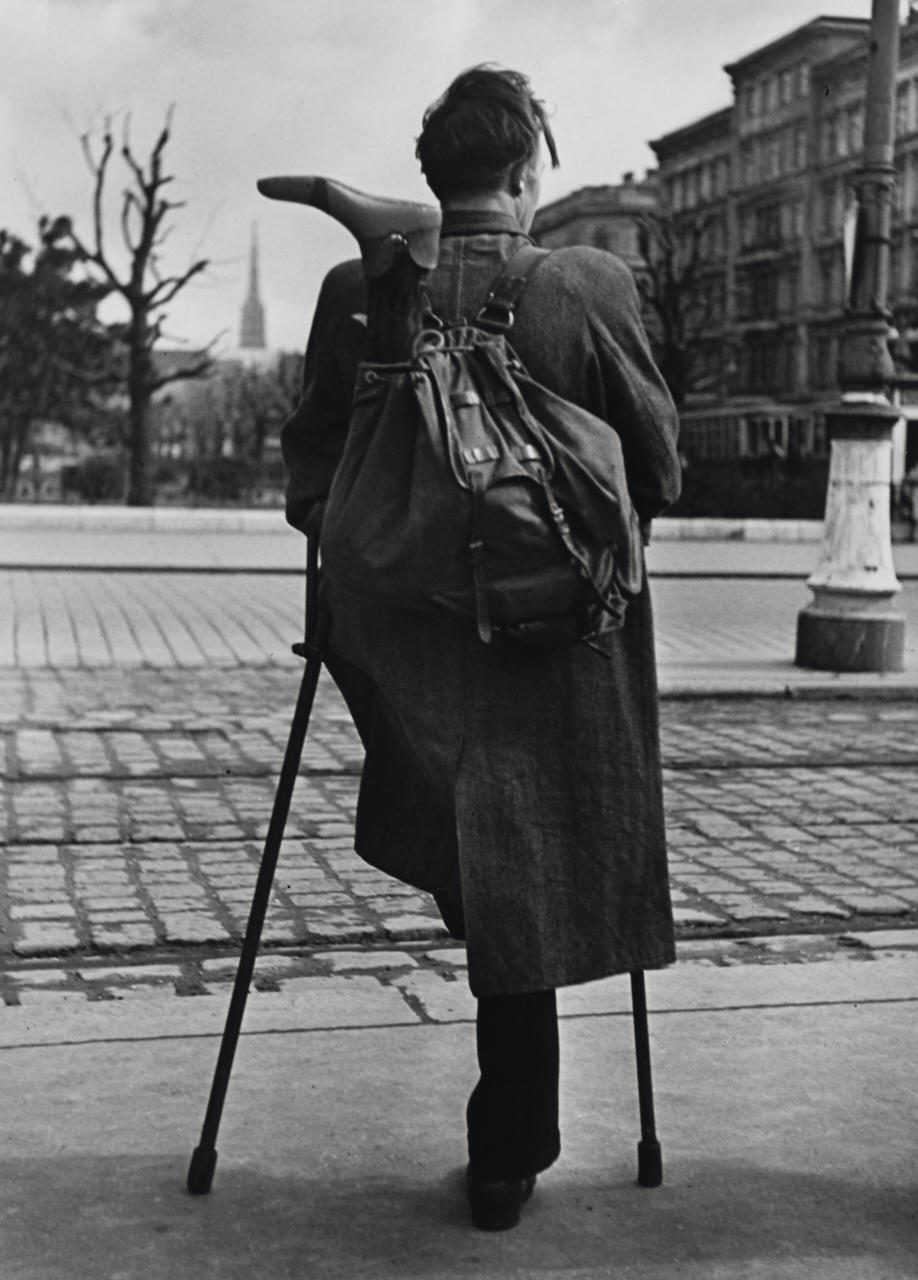 ERNST HAAS (1921–1986) ‘Heimkehrer’ (Homecoming Soldier), Vienna 1946-1948