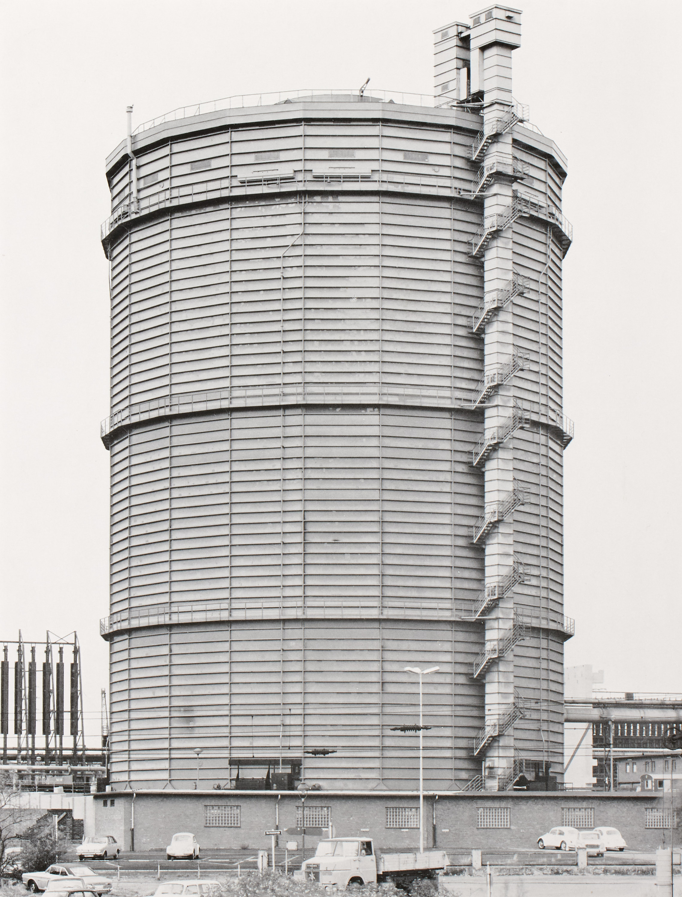 BERND BECHER (1931–2007) HILLA BECHER (1934–2015) - Vier Gasometer (Anonyme Skulpturen), 1973