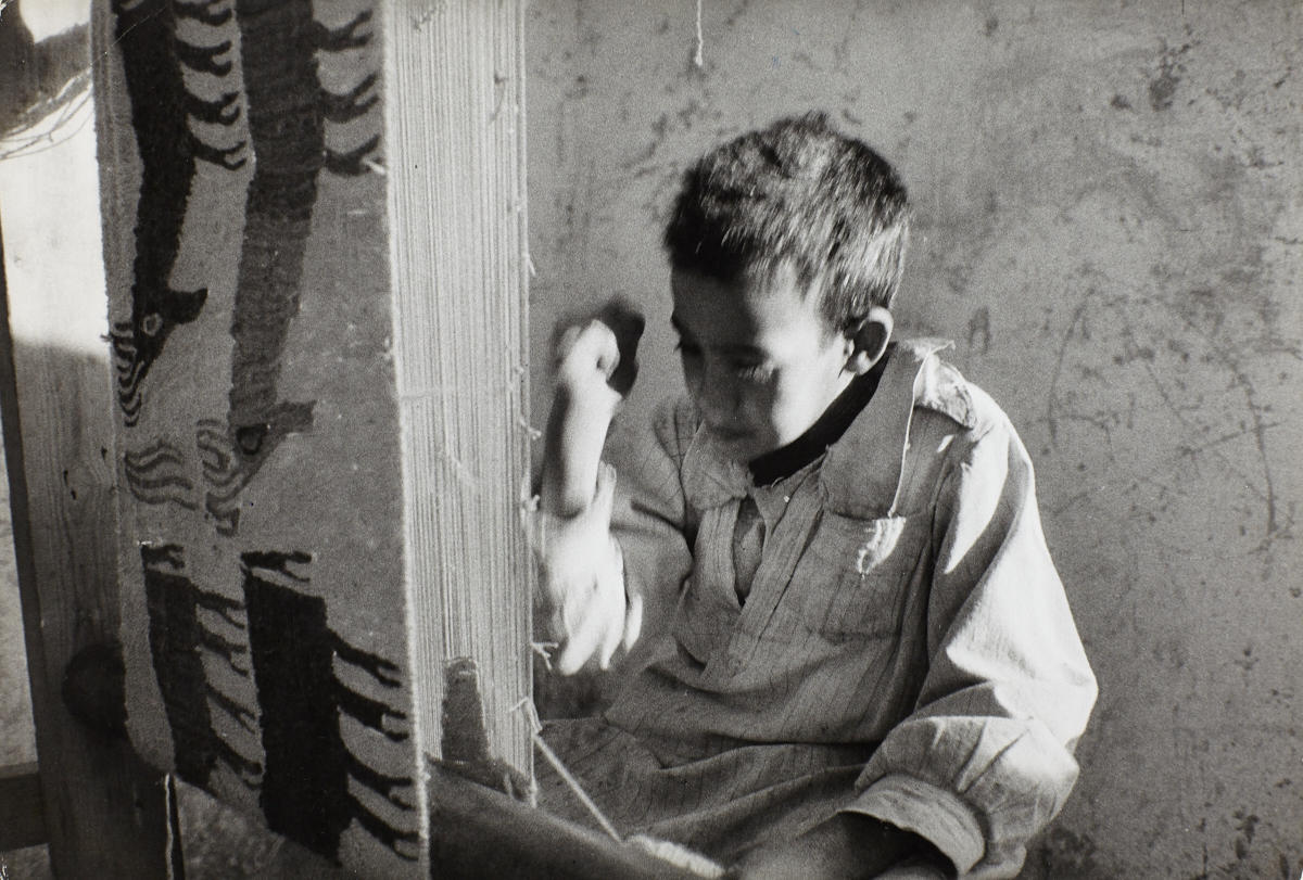 RENÉ BURRI (* 1933) Bub beim Teppich-Weben / Boy weaving a carpet, Egypt 1959