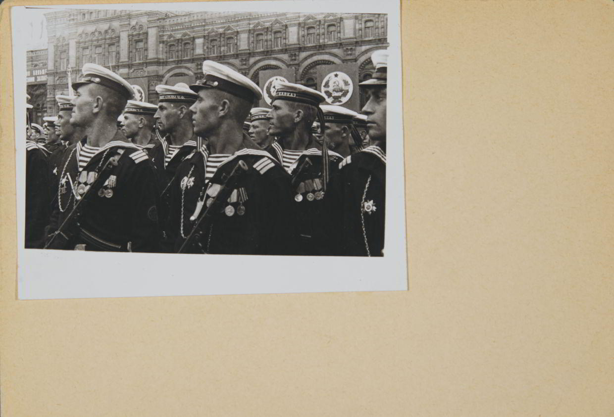 YEVGENI KHALDEI (1917–1997) Marinesoldaten am Roten Platz / Marines on Red Square, Moscow June 24th 1945 YEVGENI KHALDEI (1917–1997) Marinesoldaten am Roten Platz / Marines on Red Square, Moscow June 24th 1945