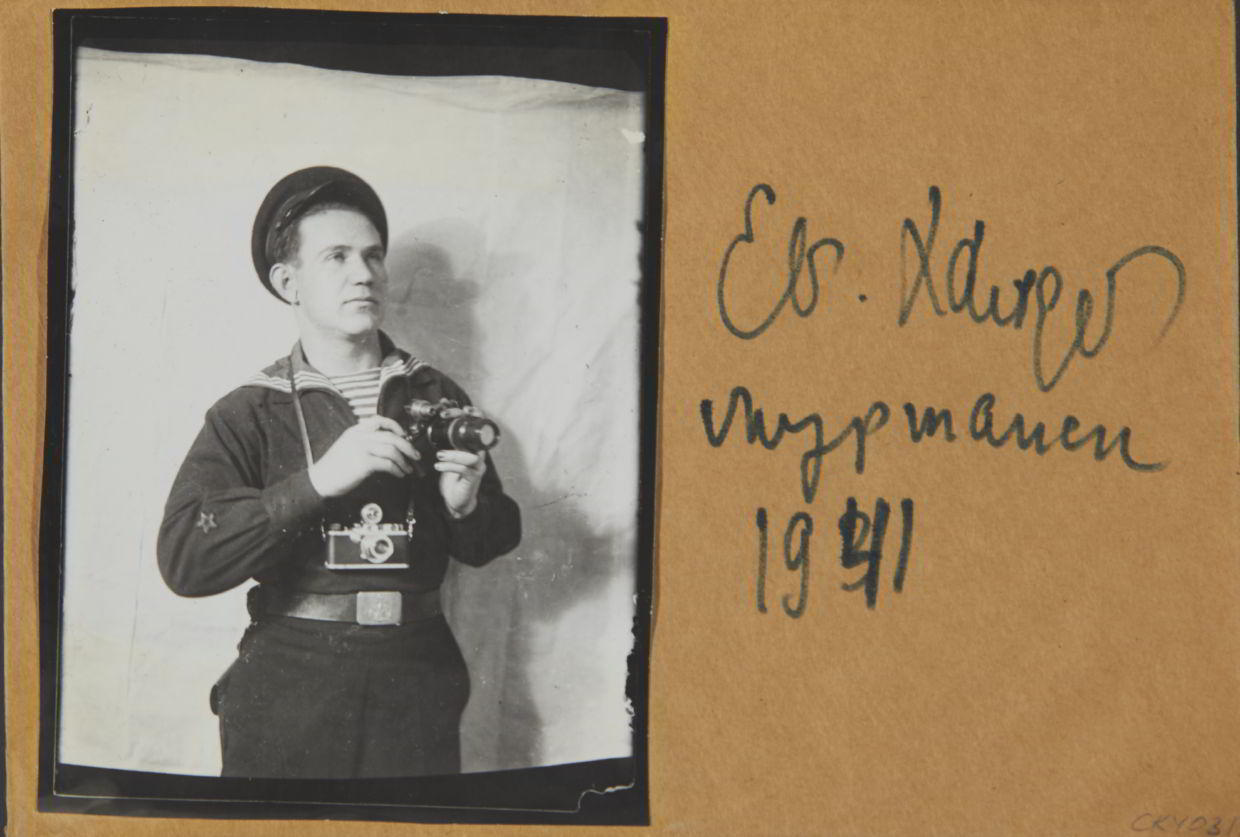 ANONYMOUS PHOTOGRAPHER Jewgeni Chaldei mit seiner Leica III / Yevgeni Khaldei with his Leica III, Murmansk 1941 ANONYMOUS PHOTOGRAPHER Jewgeni Chaldei mit seiner Leica III / Yevgeni Khaldei with his Leica III, Murmansk 1941