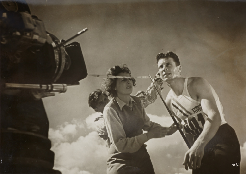 ROLF LANTIN Leni Riefenstahl bei Filmaufnahmen für / directing ‘Olympia’